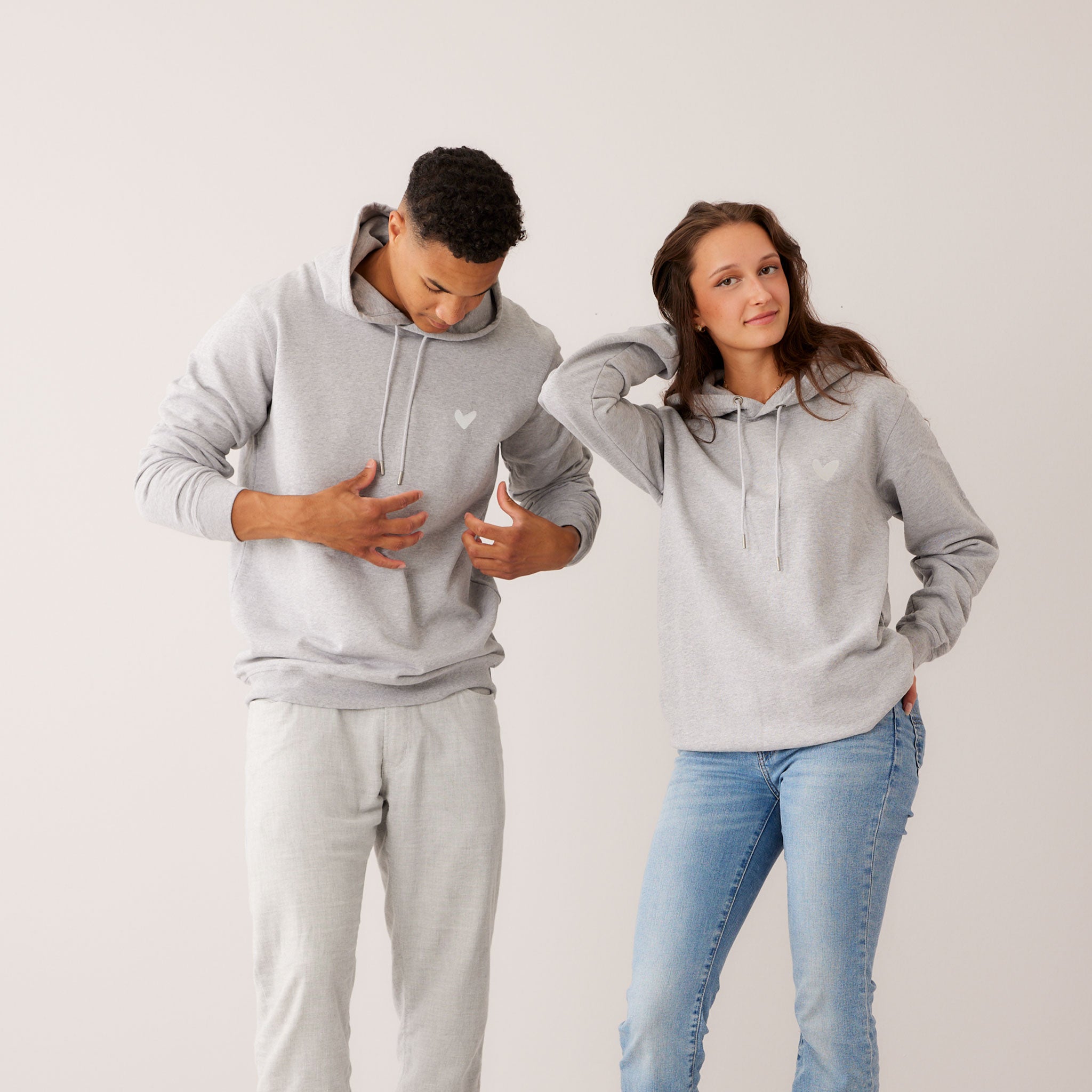 Hoodie mit Ton in Ton Herz Logo