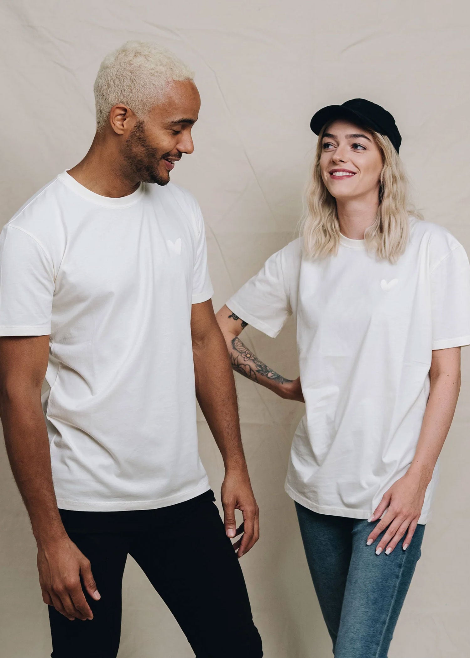 T-Shirt mit Ton in Ton Herz Logo