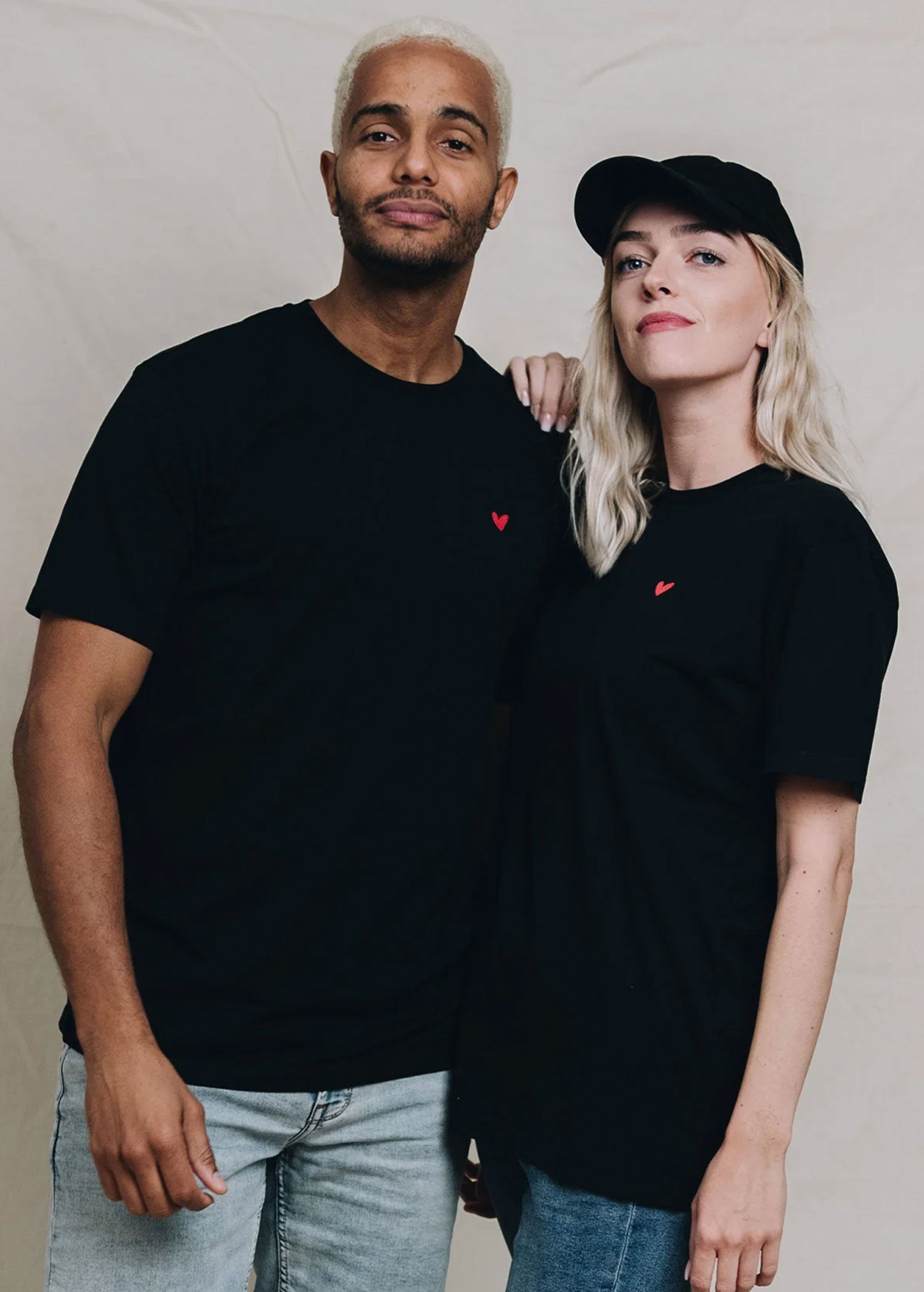 Rundhals T-Shirt mit Herz Logo