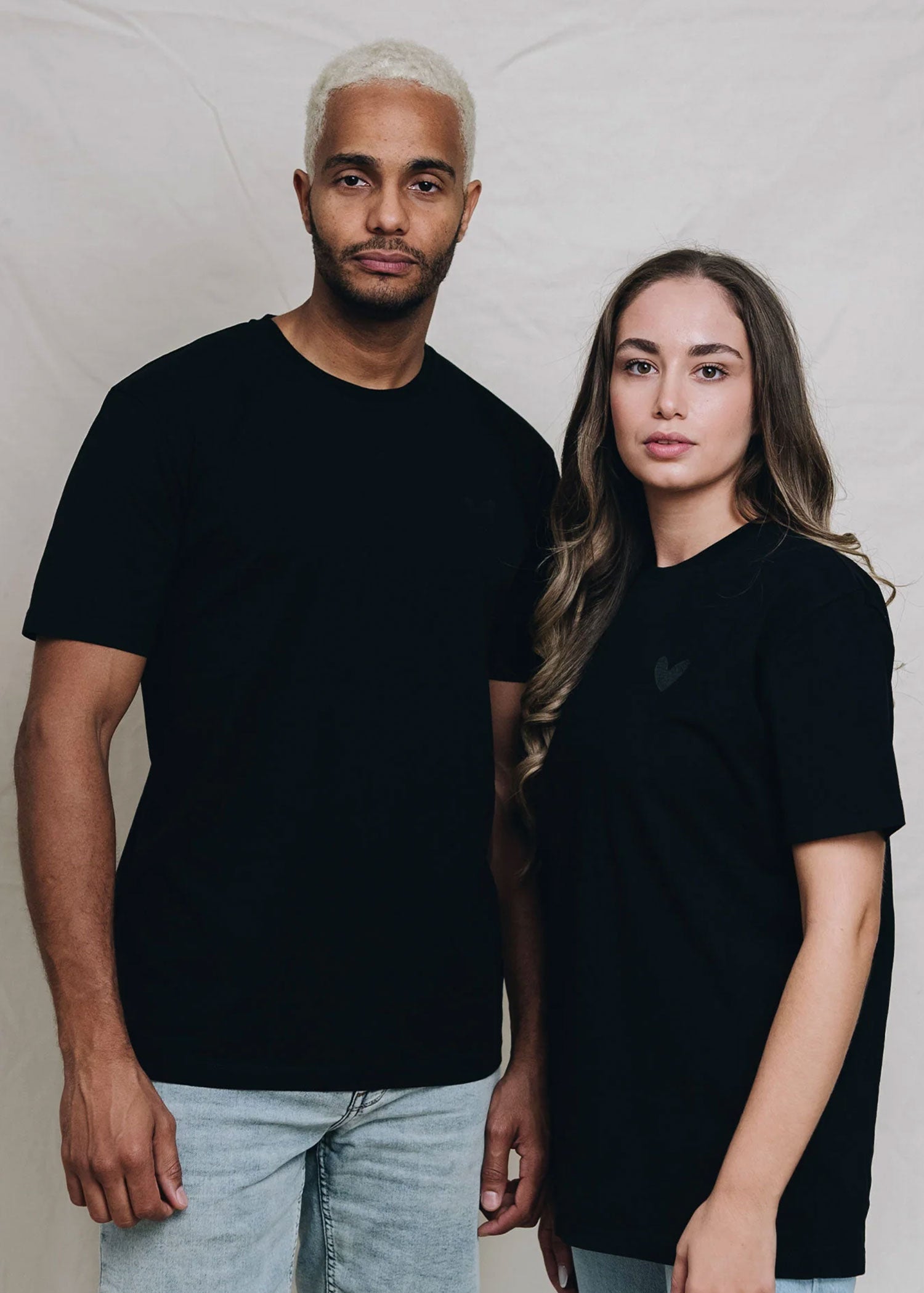 T-Shirt mit Ton in Ton Herz Logo