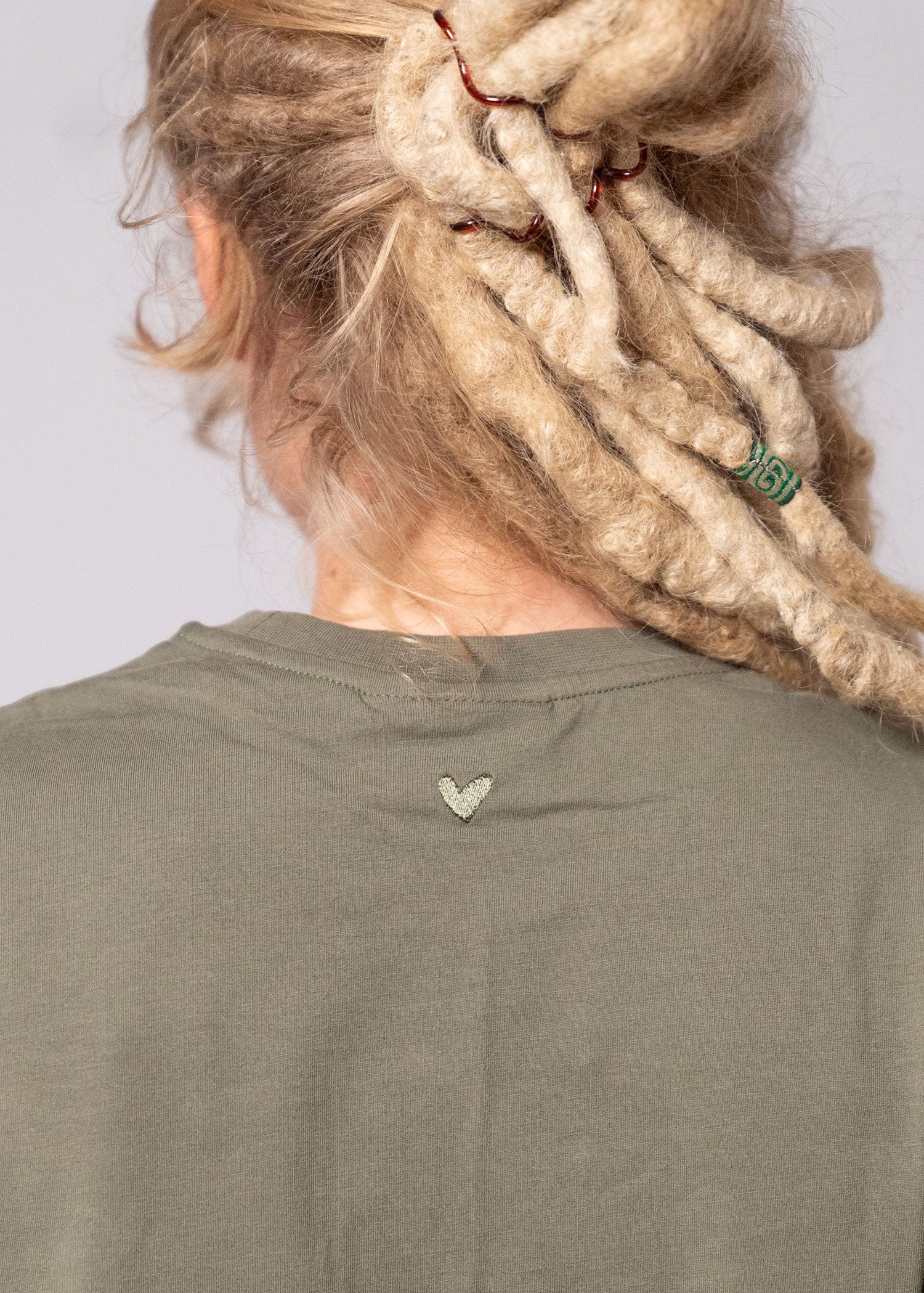 T-Shirt mit Ton in Ton Herz Logo