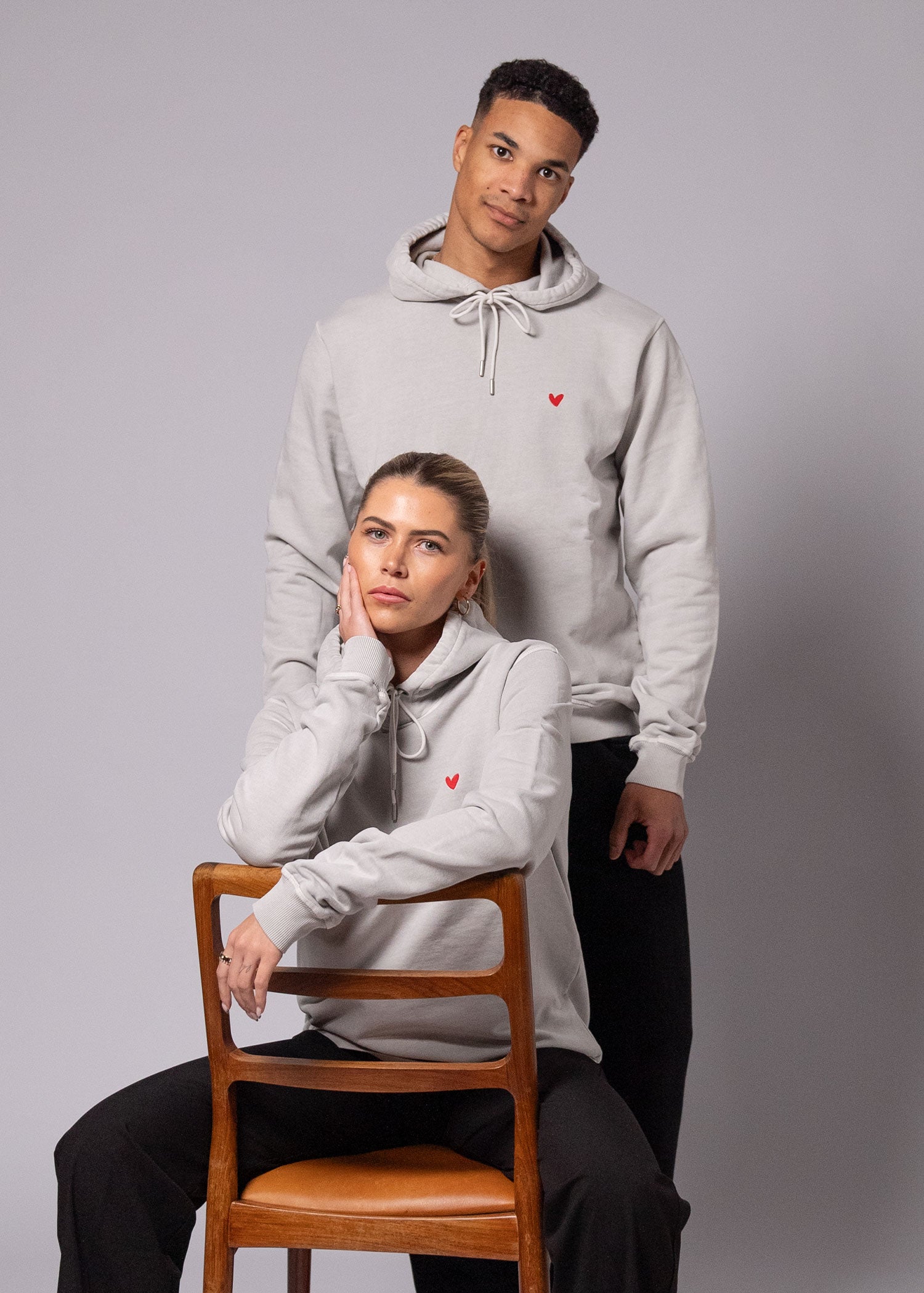 Stone Washed Hoodie mit Herz Logo Tonal