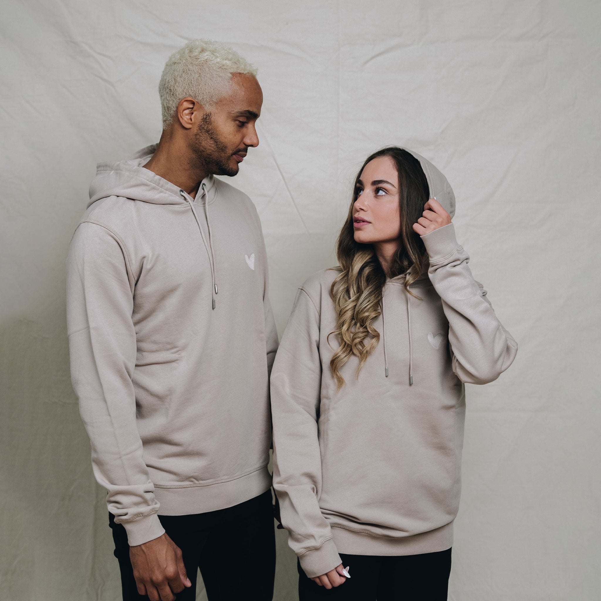 Hoodie mit Ton in Ton Herz Logo