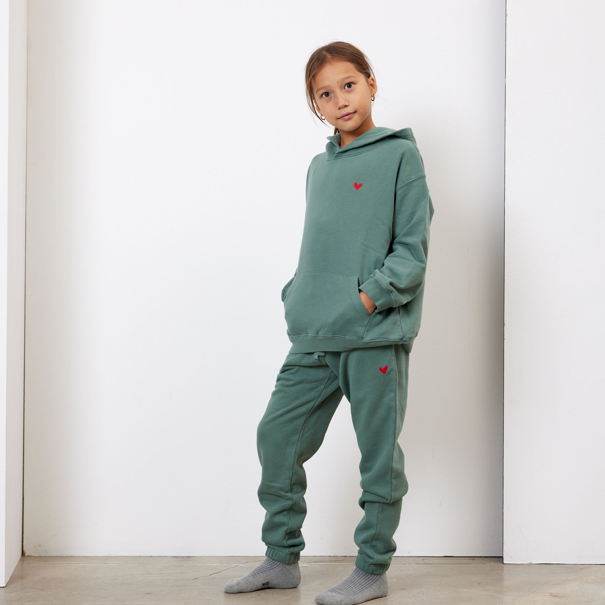 Kinder Hoodie mit rotem Herz Logo