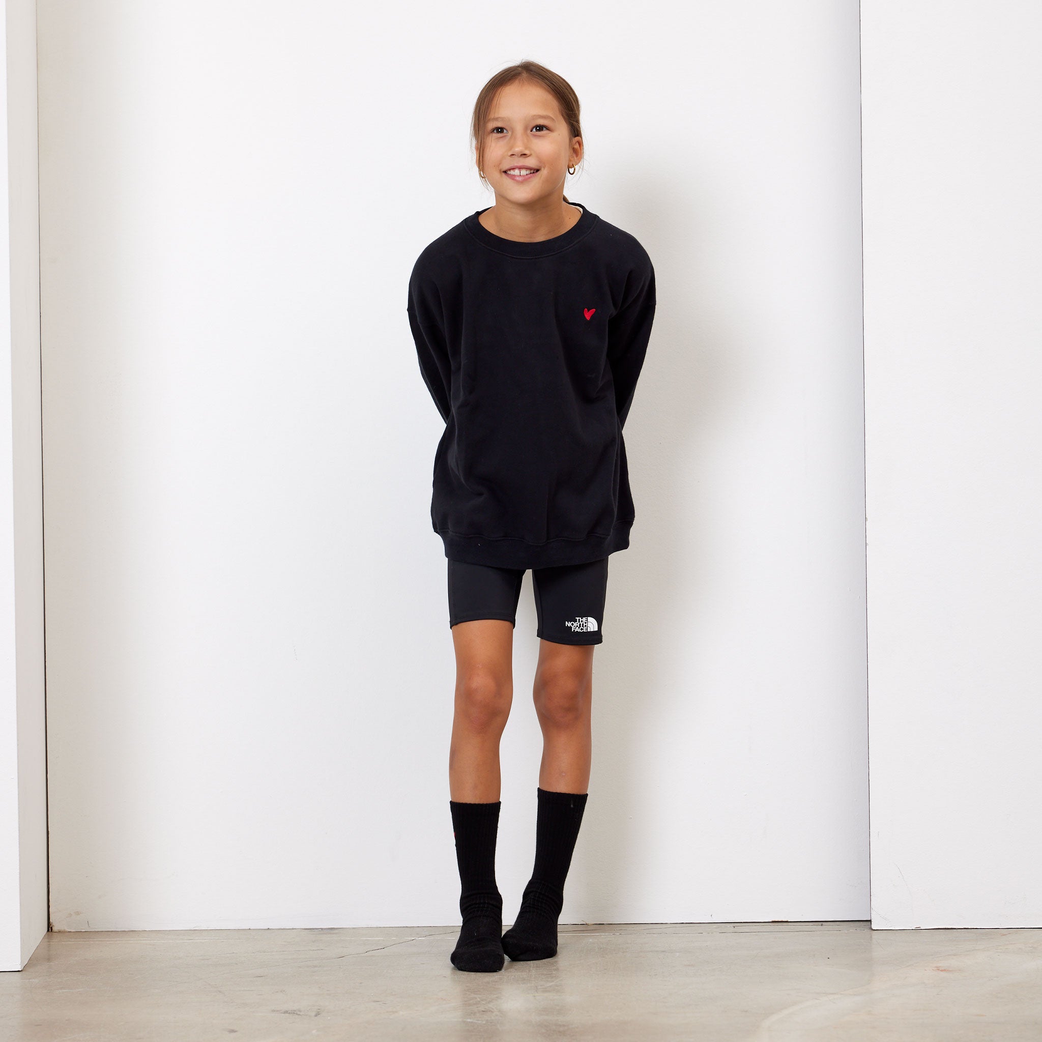 Kinder Sweatshirt mit rotem Herz Logo