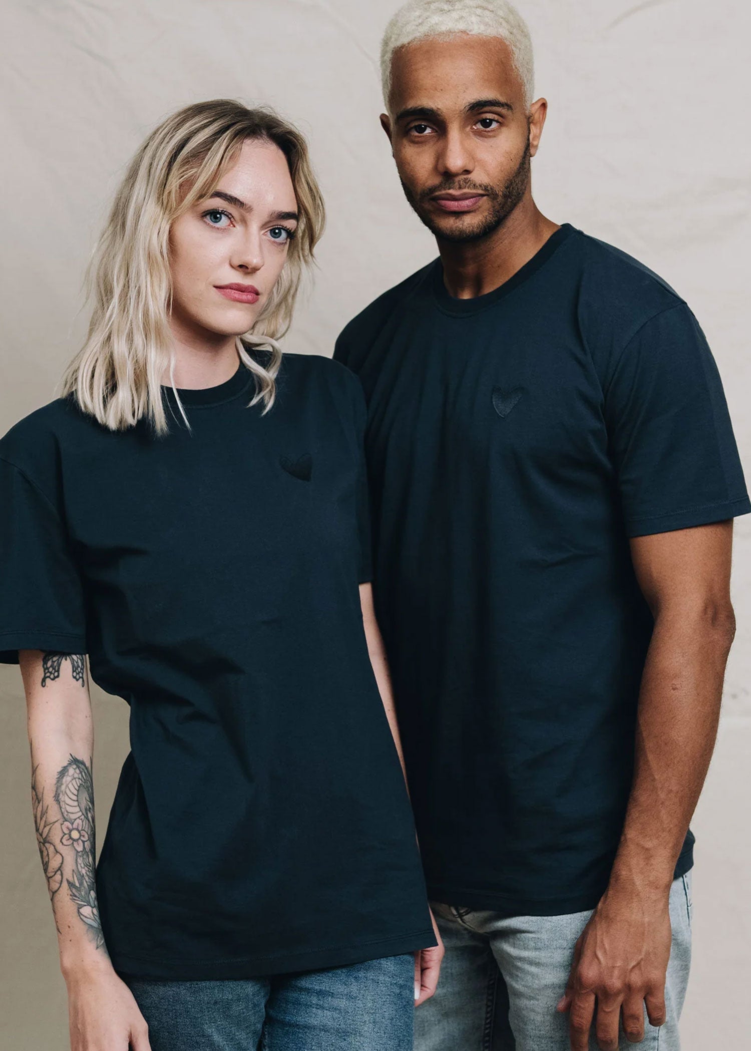 T-Shirt mit Ton in Ton Herz Logo