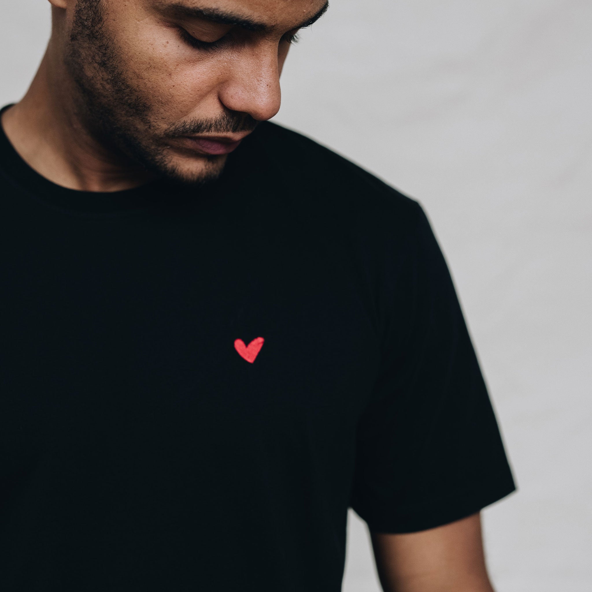 Rundhals T-Shirt mit Herz Logo