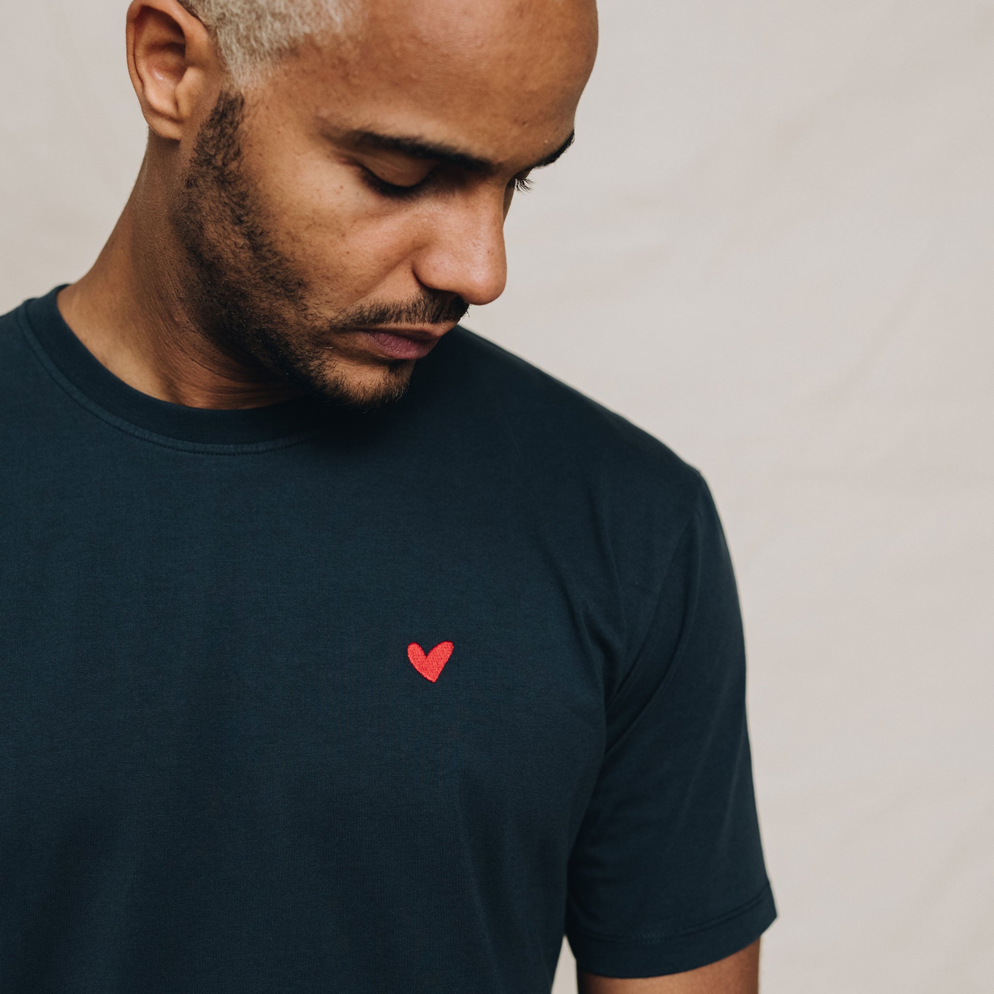 Rundhals T-Shirt mit Herz Logo