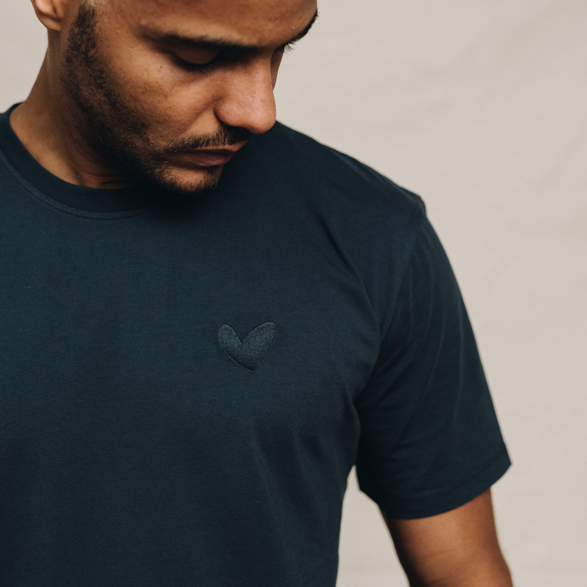 T-Shirt mit Ton in Ton Herz Logo