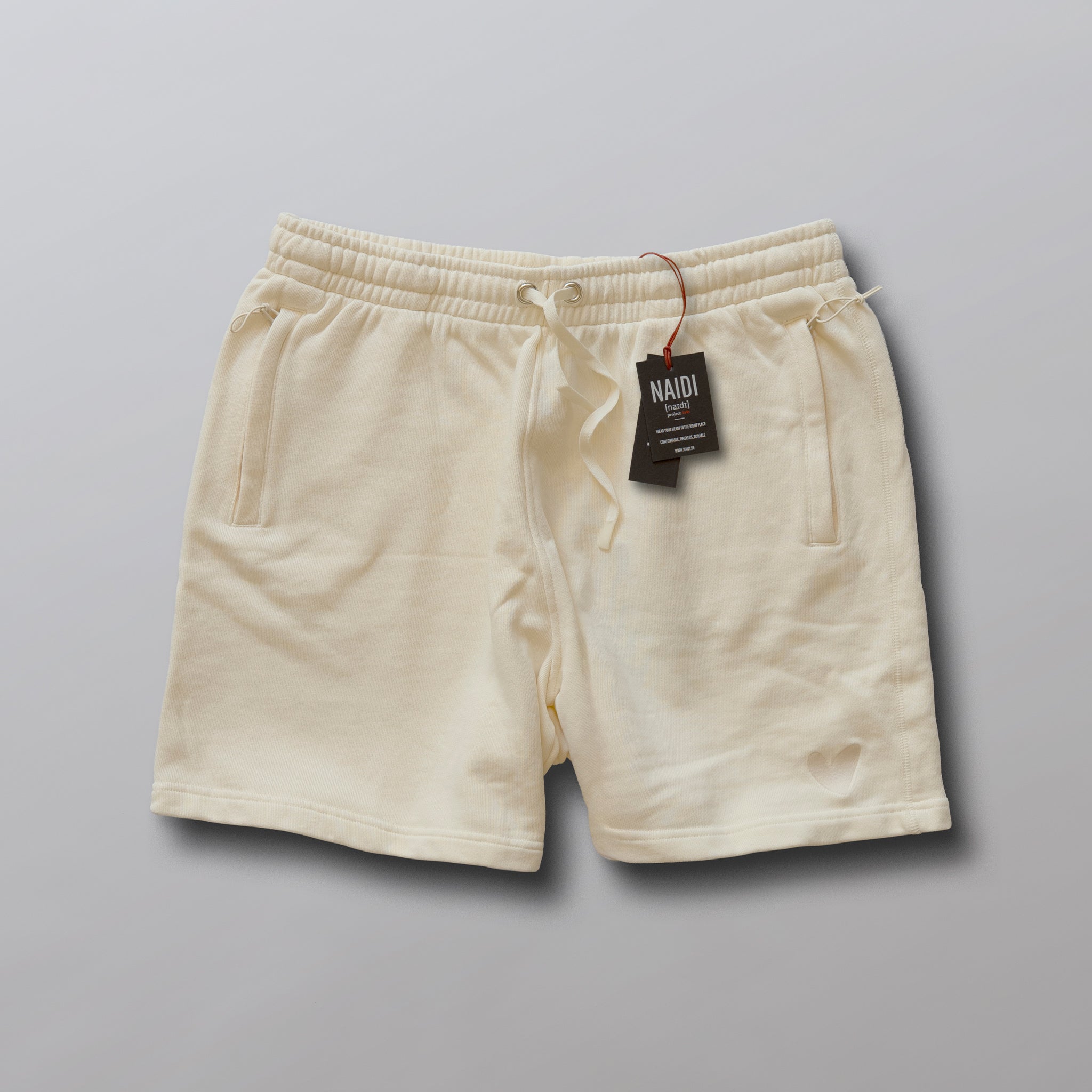 Premium Shorts mit Ton in Ton Herz Logo
