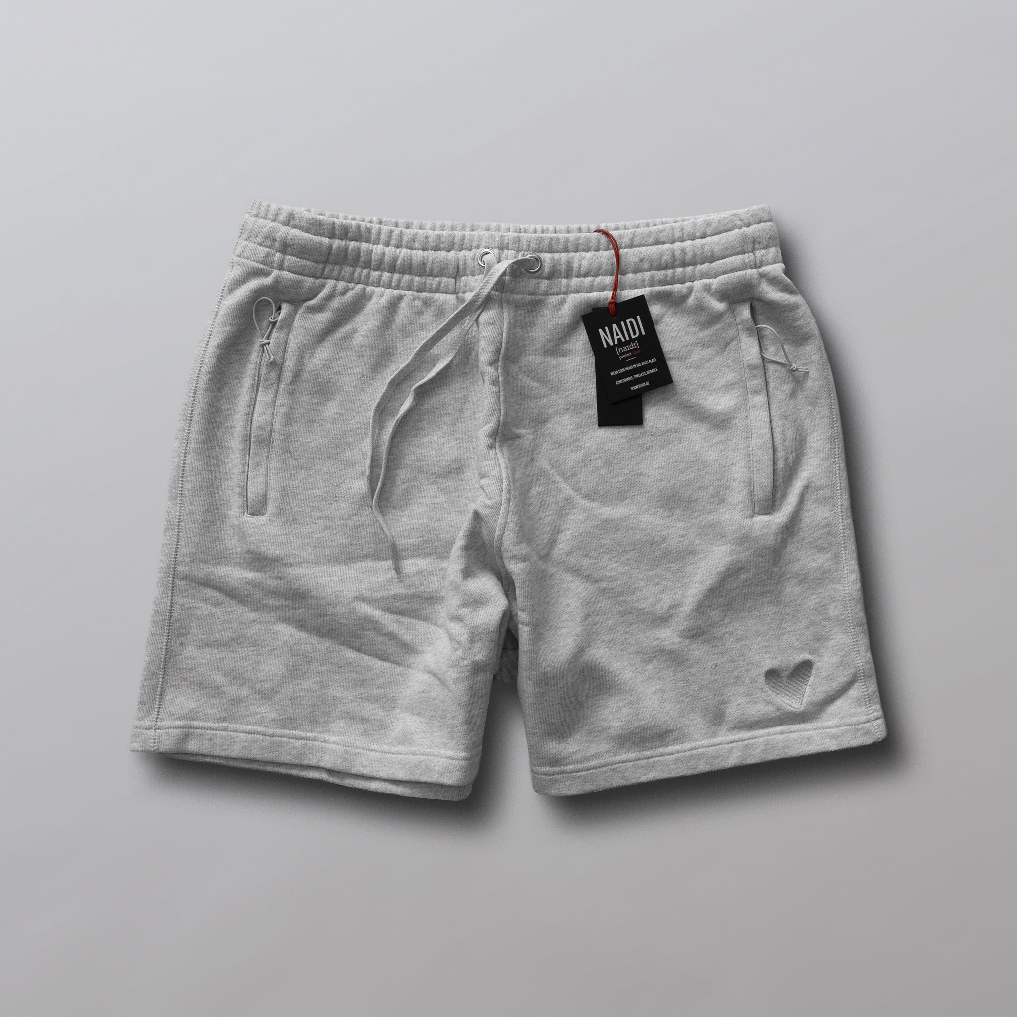 Premium Shorts mit Ton in Ton Herz Logo