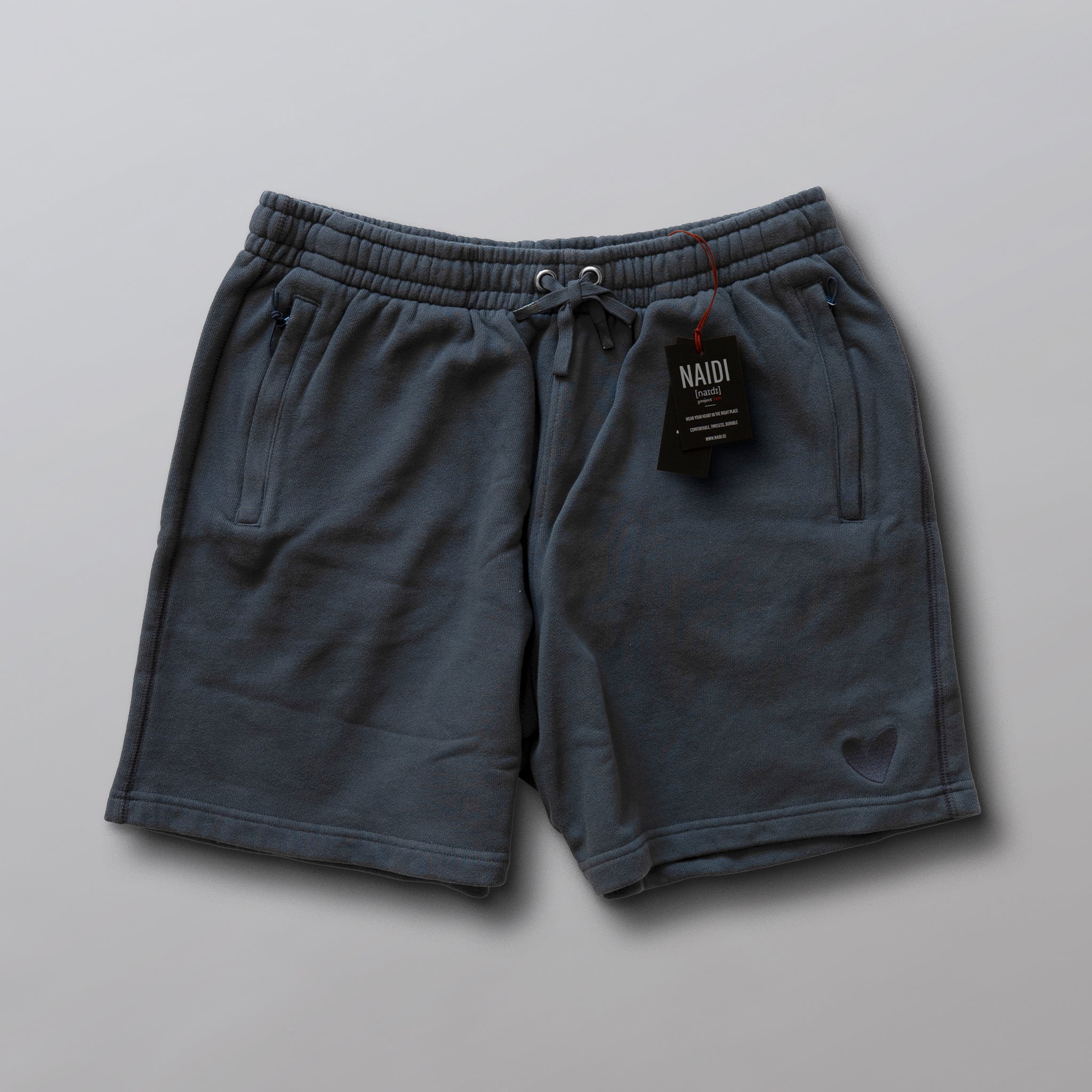 Premium Shorts mit Ton in Ton Herz Logo