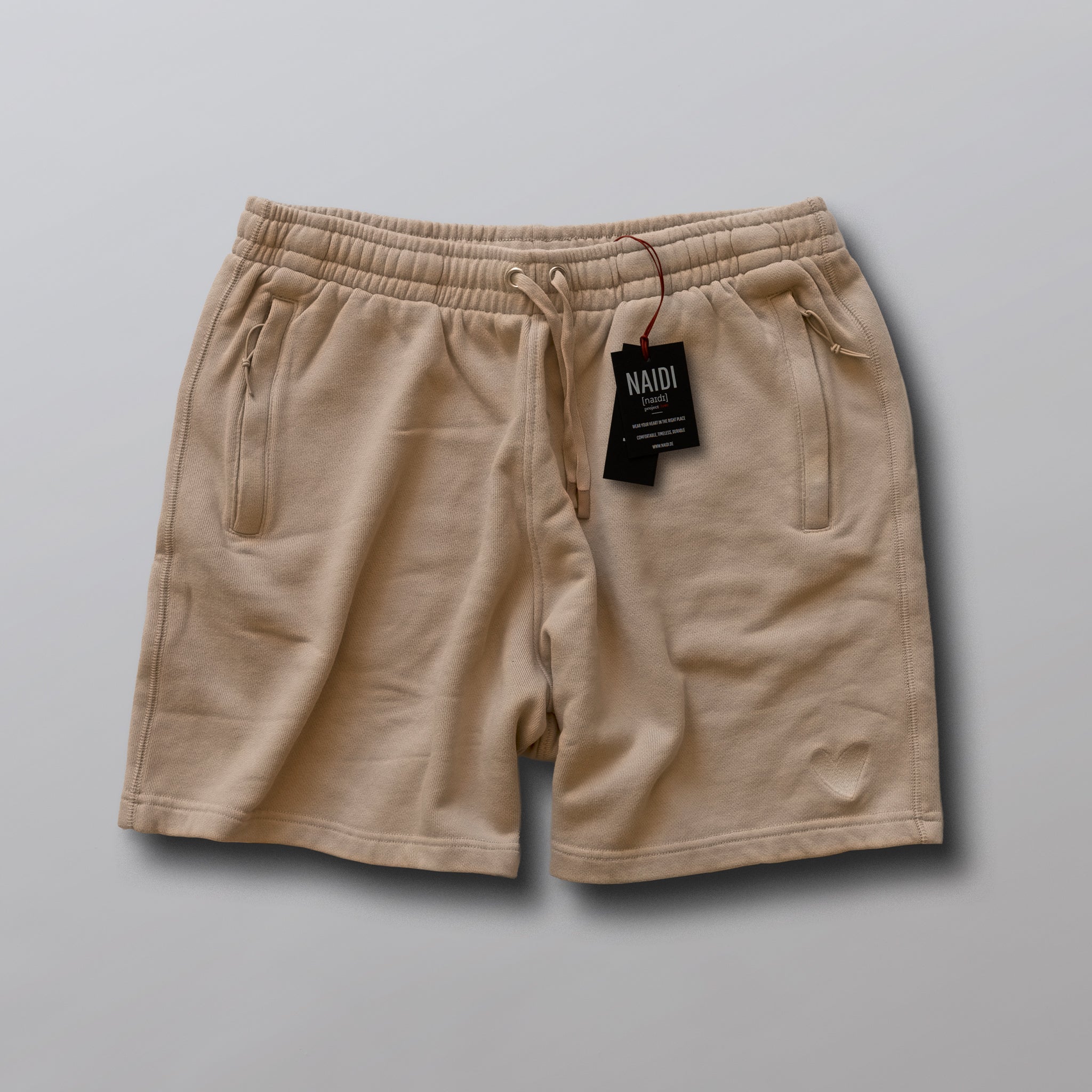 Premium Shorts mit Ton in Ton Herz Logo