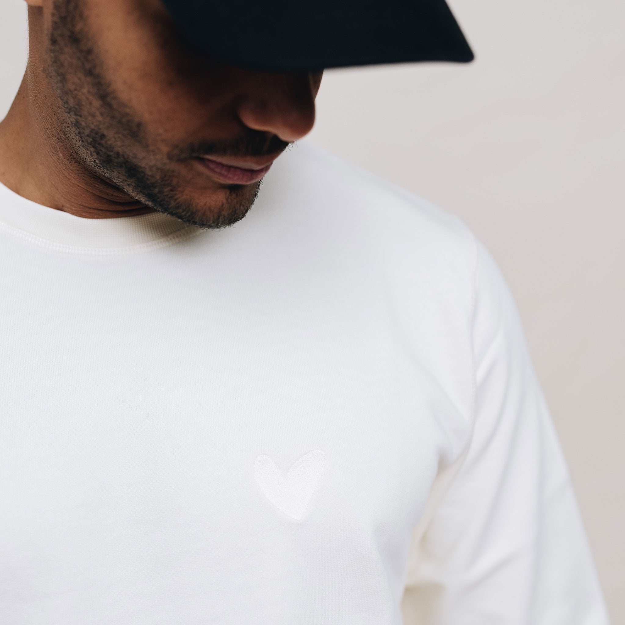 Sweatshirt mit Ton in Ton Herz Logo