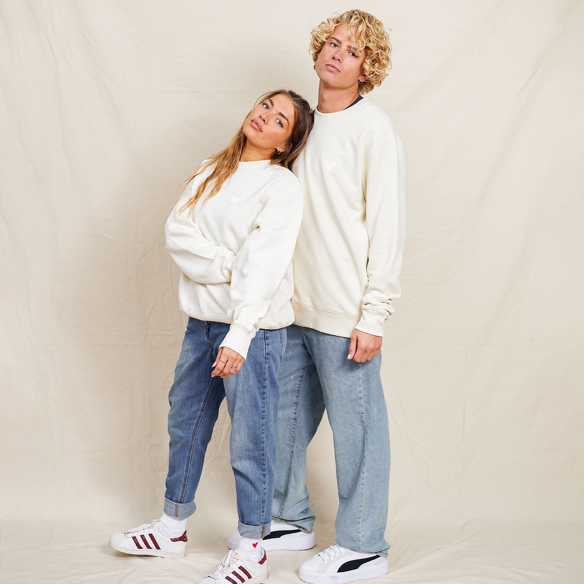 Oversized Sweatshirt mit Ton in Ton Herz Logo
