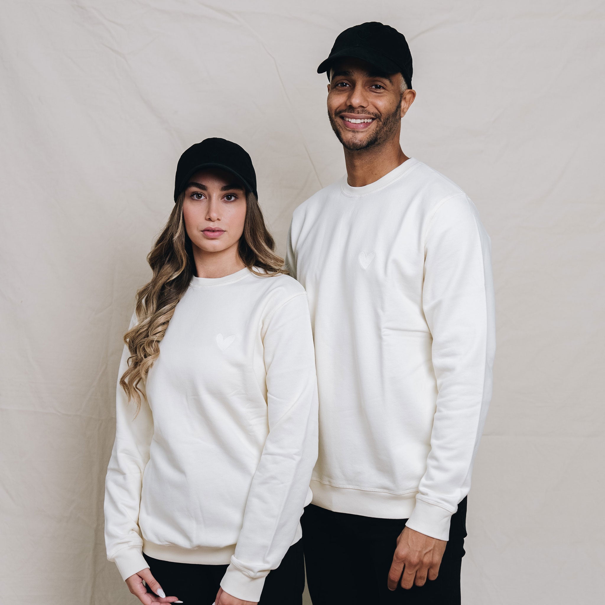 Sweatshirt mit Ton in Ton Herz Logo