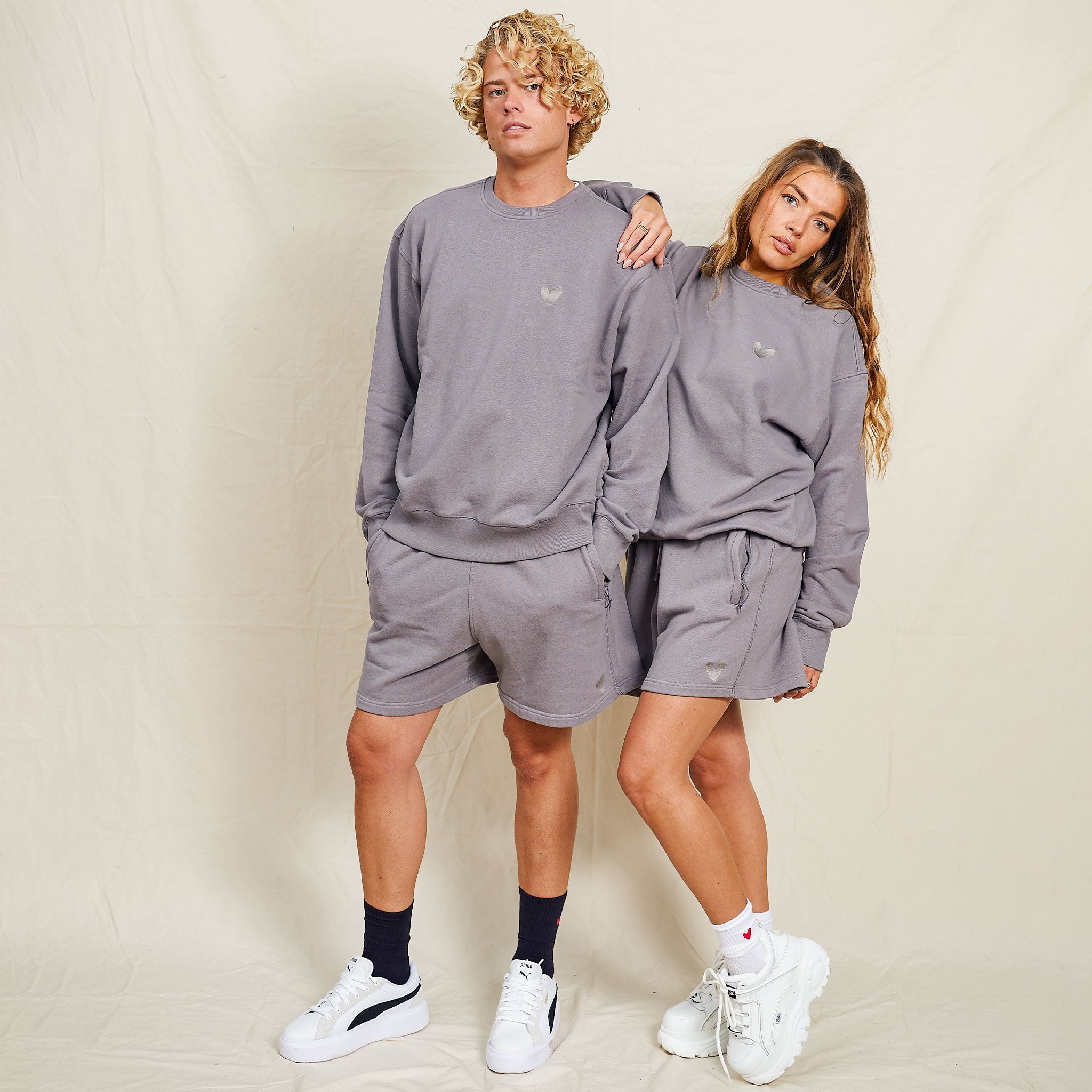 Oversized Sweatshirt mit Ton in Ton Herz Logo