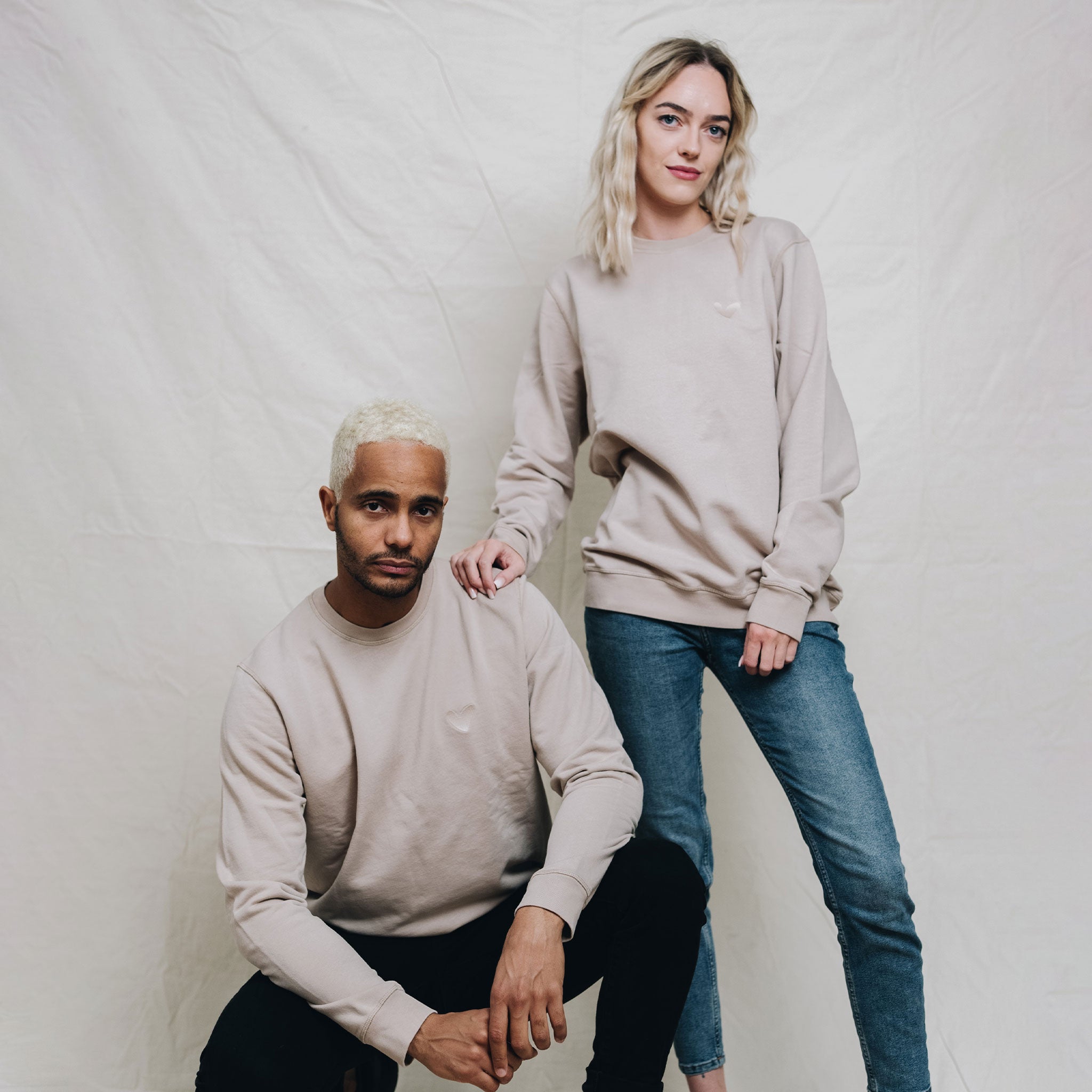 Sweatshirt mit Ton in Ton Herz Logo