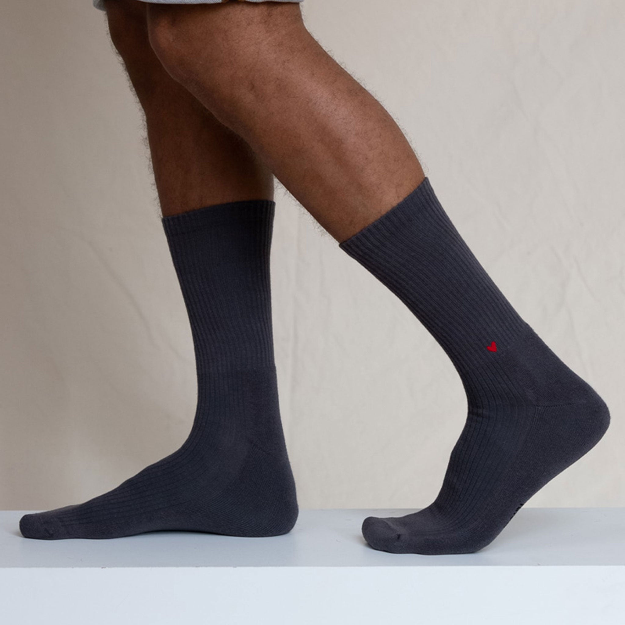 Gerippte Socken mit Logo am Knöchel (1cm)