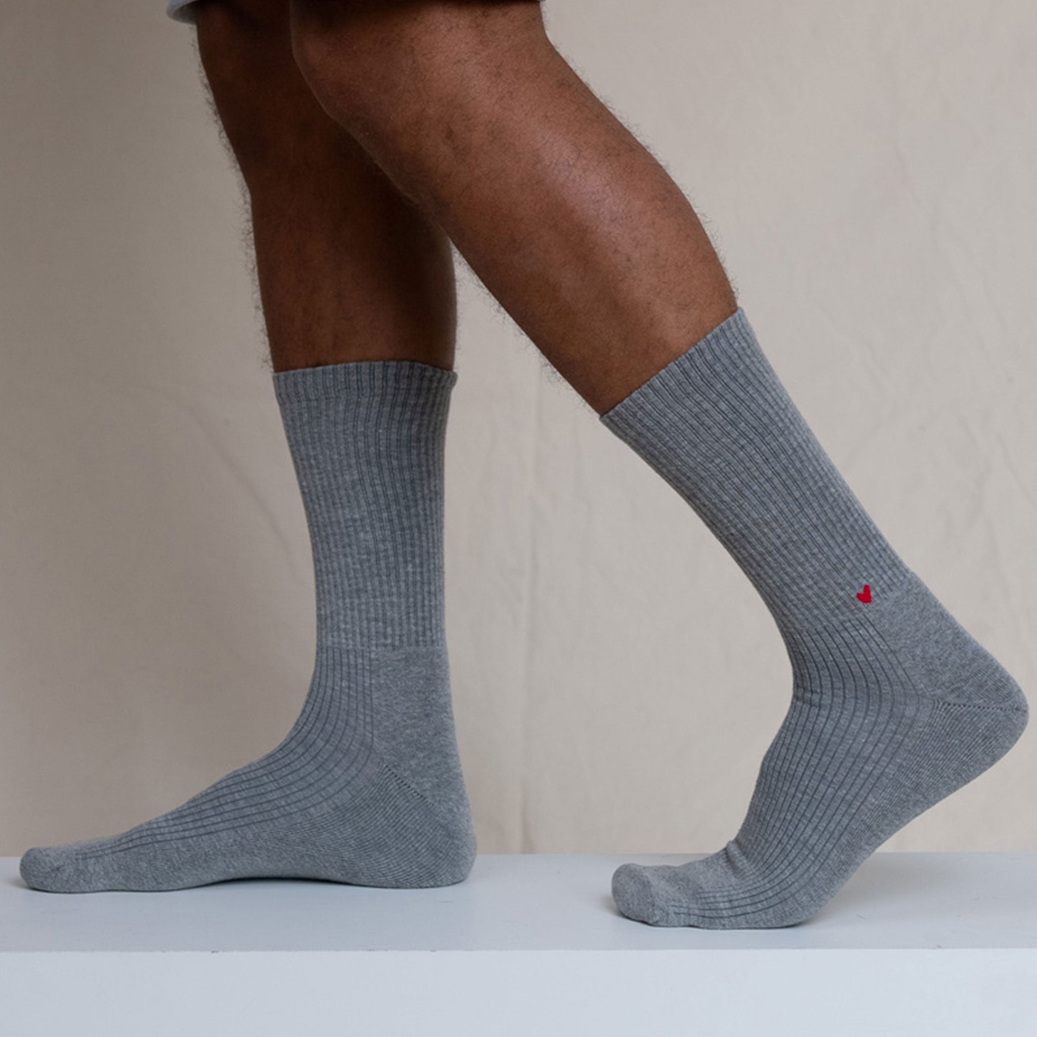 Gerippte Socken mit Logo am Knöchel (1cm)