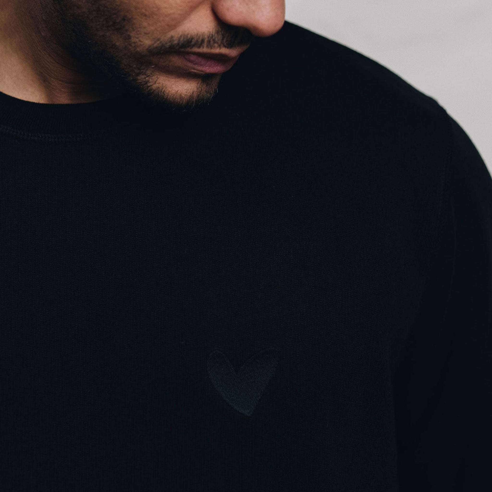 Hoodie mit Ton in Ton Herz Logo