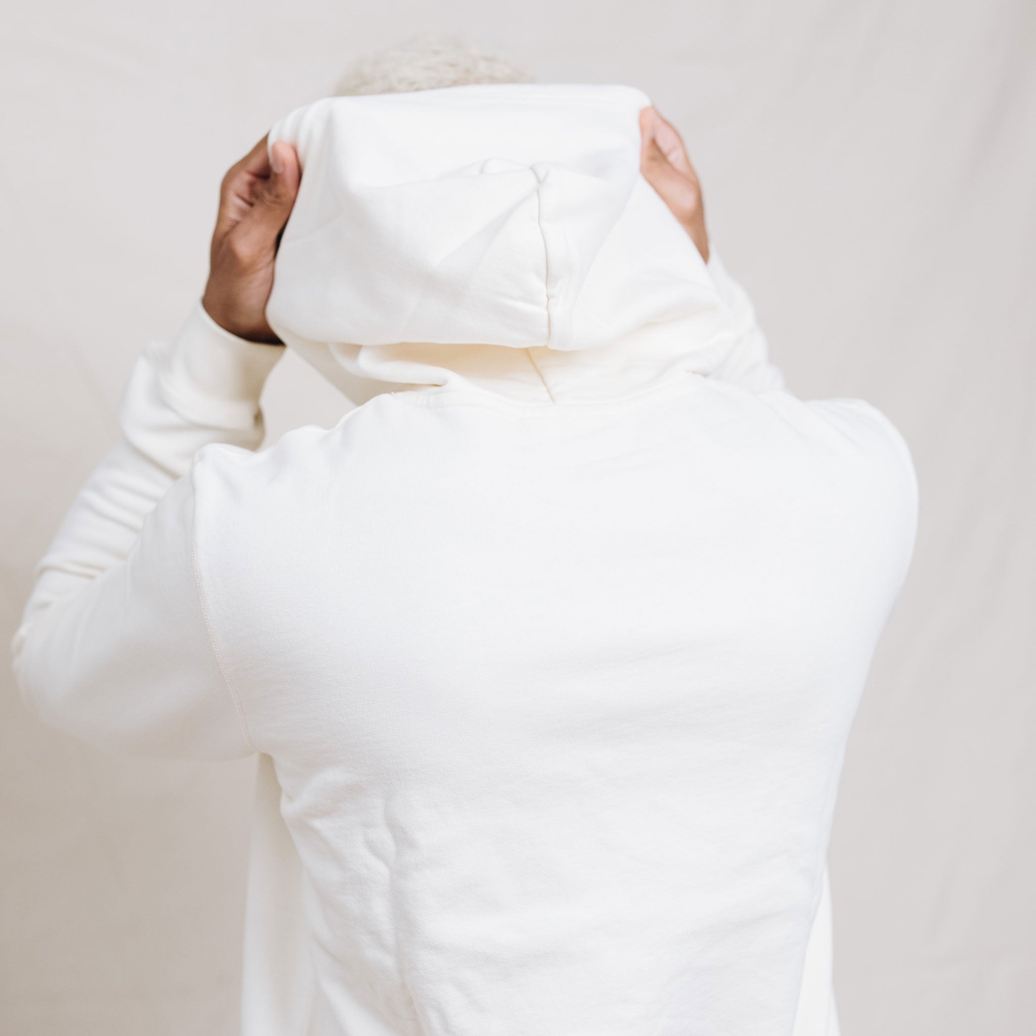 Hoodie mit Ton in Ton Herz Logo