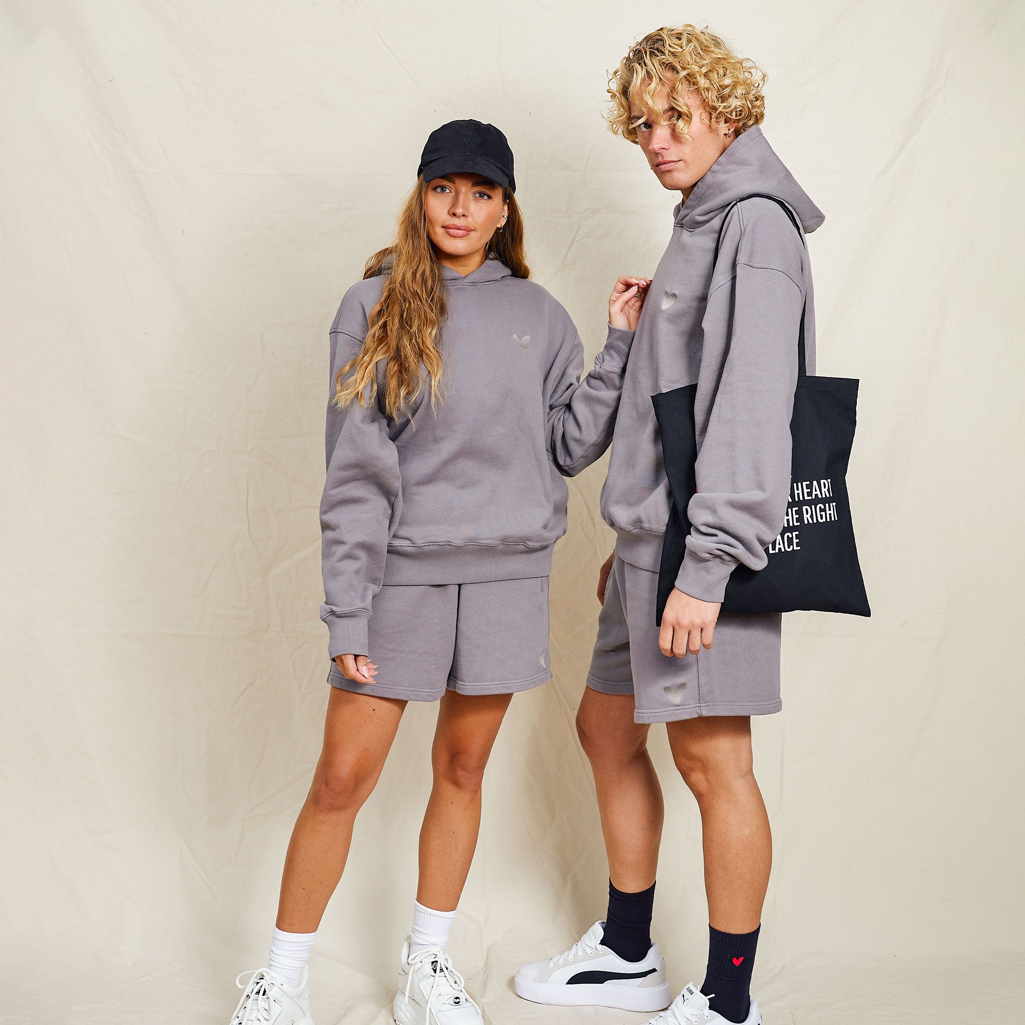 Oversized Hoodie mit Ton in Ton Herz Logo