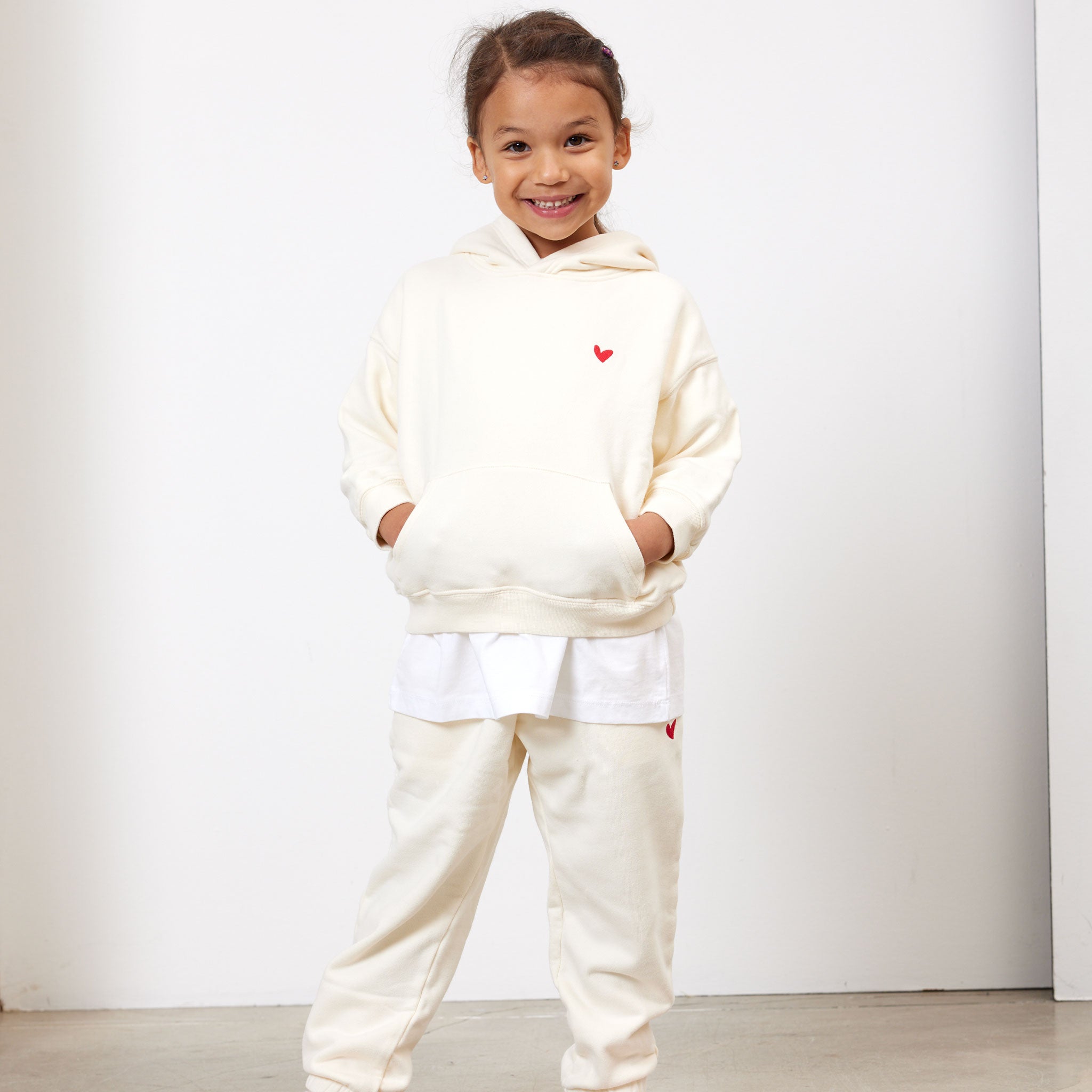 Kinder Hoodie mit rotem Herz Logo