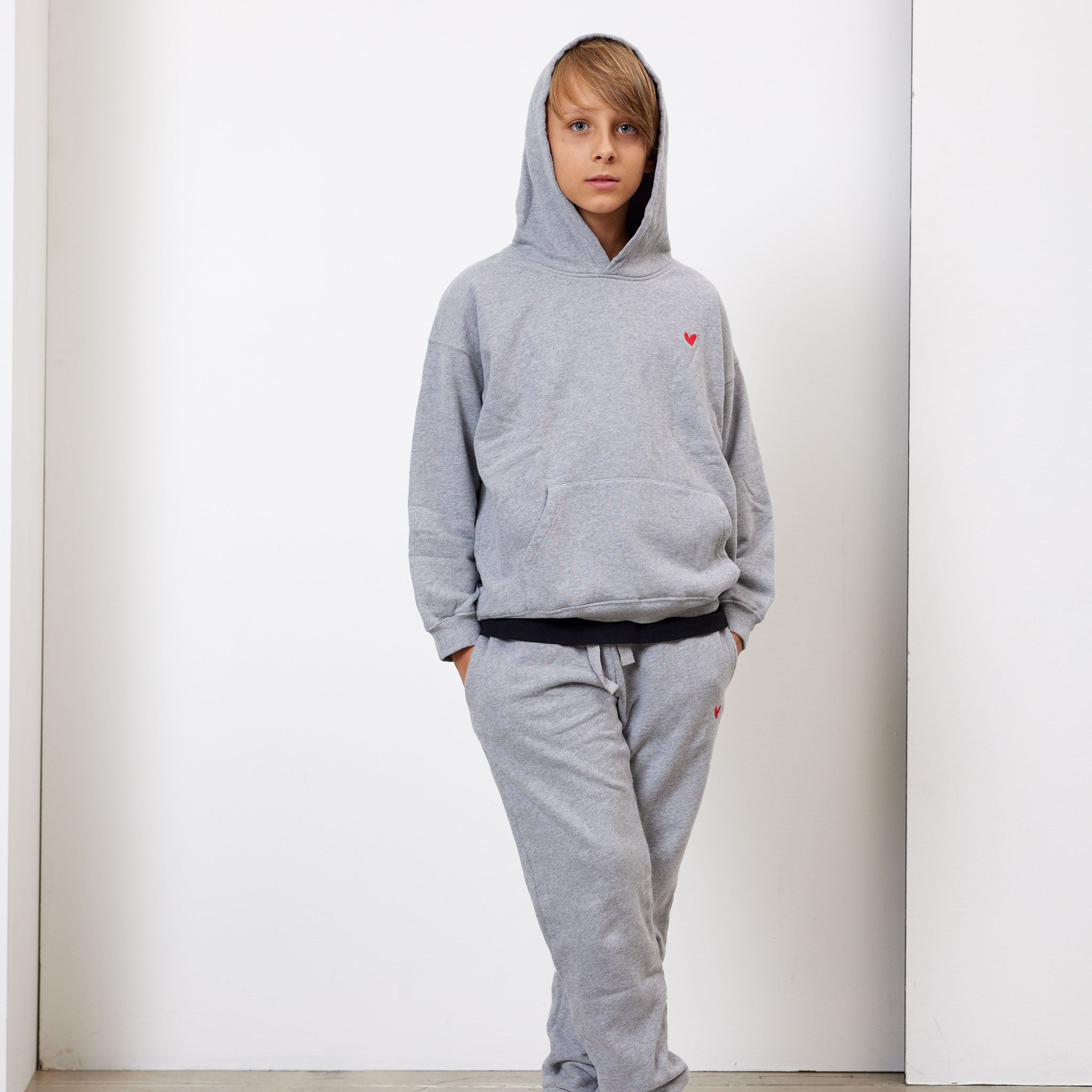 Kinder Hoodie mit rotem Herz Logo