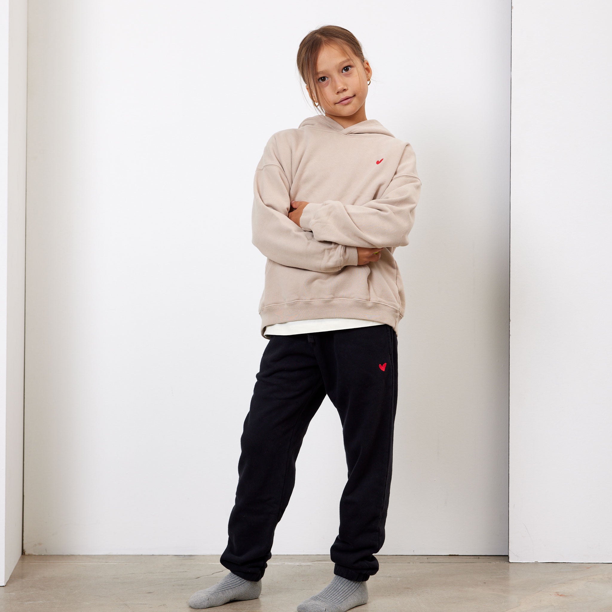 Kinder Hoodie mit rotem Herz Logo