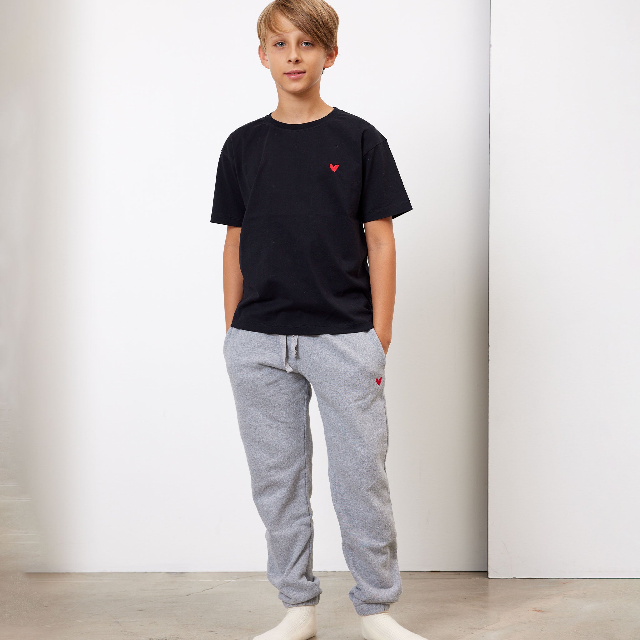 Kinder Jogginghose mit rotem Herz Logo