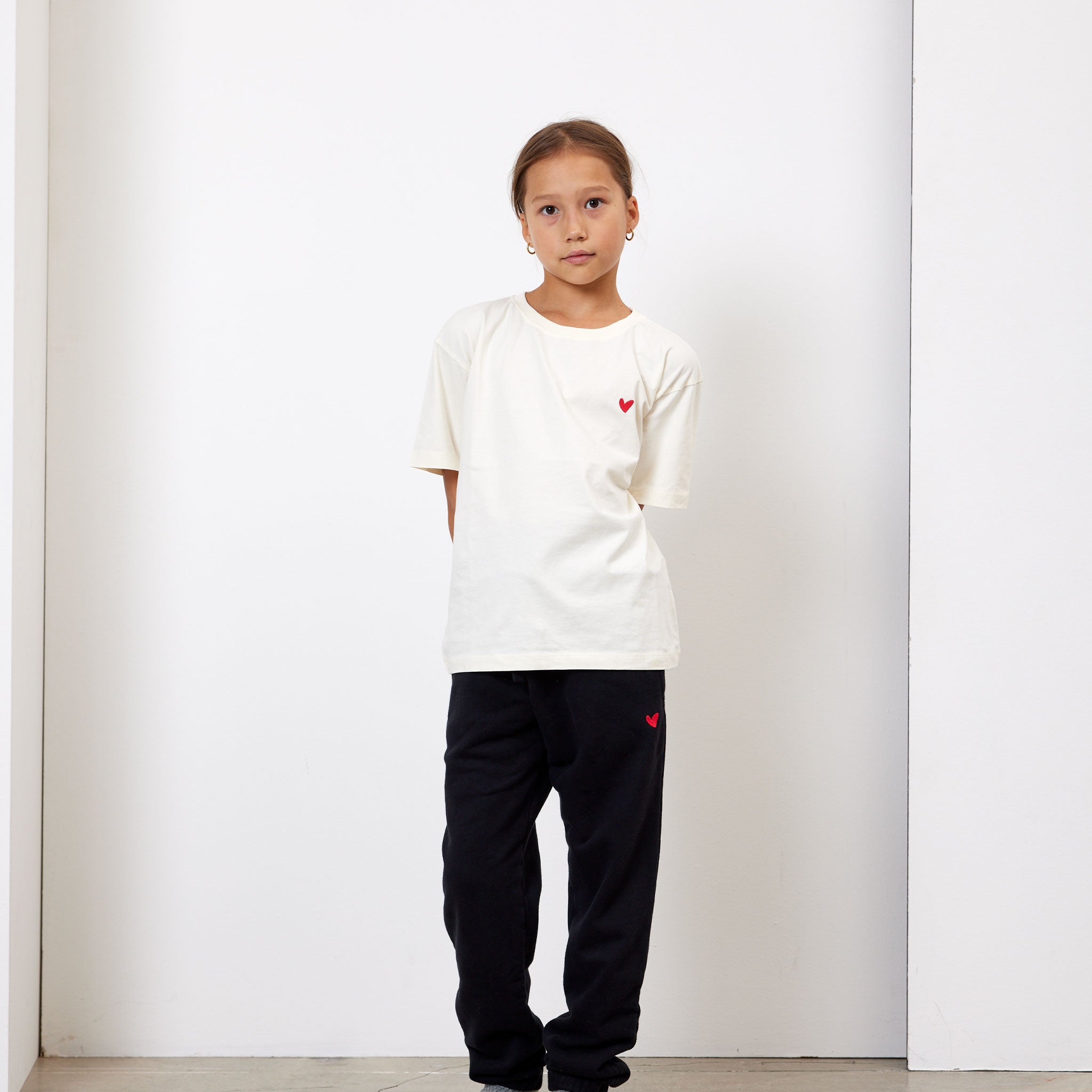 Kinder T-Shirt mit rotem Herz Logo