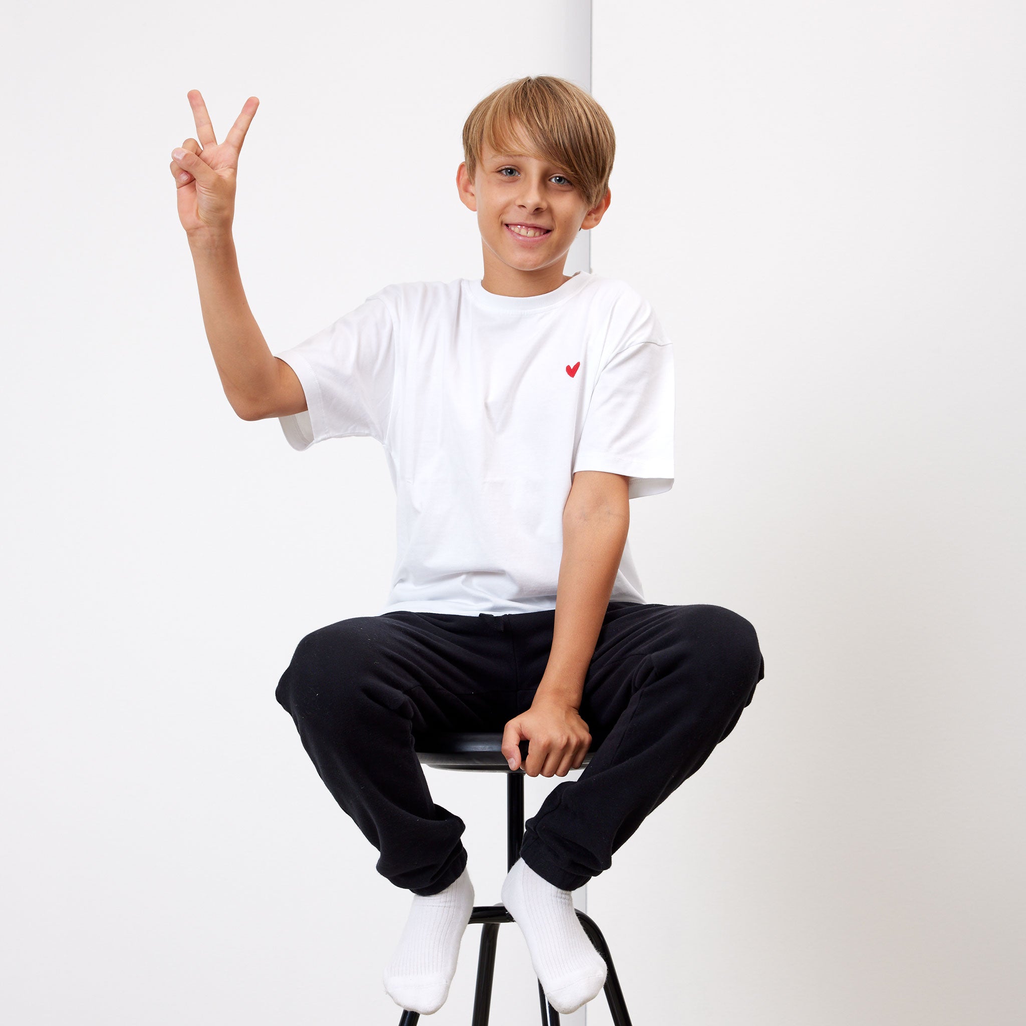 Kinder T-Shirt mit rotem Herz Logo