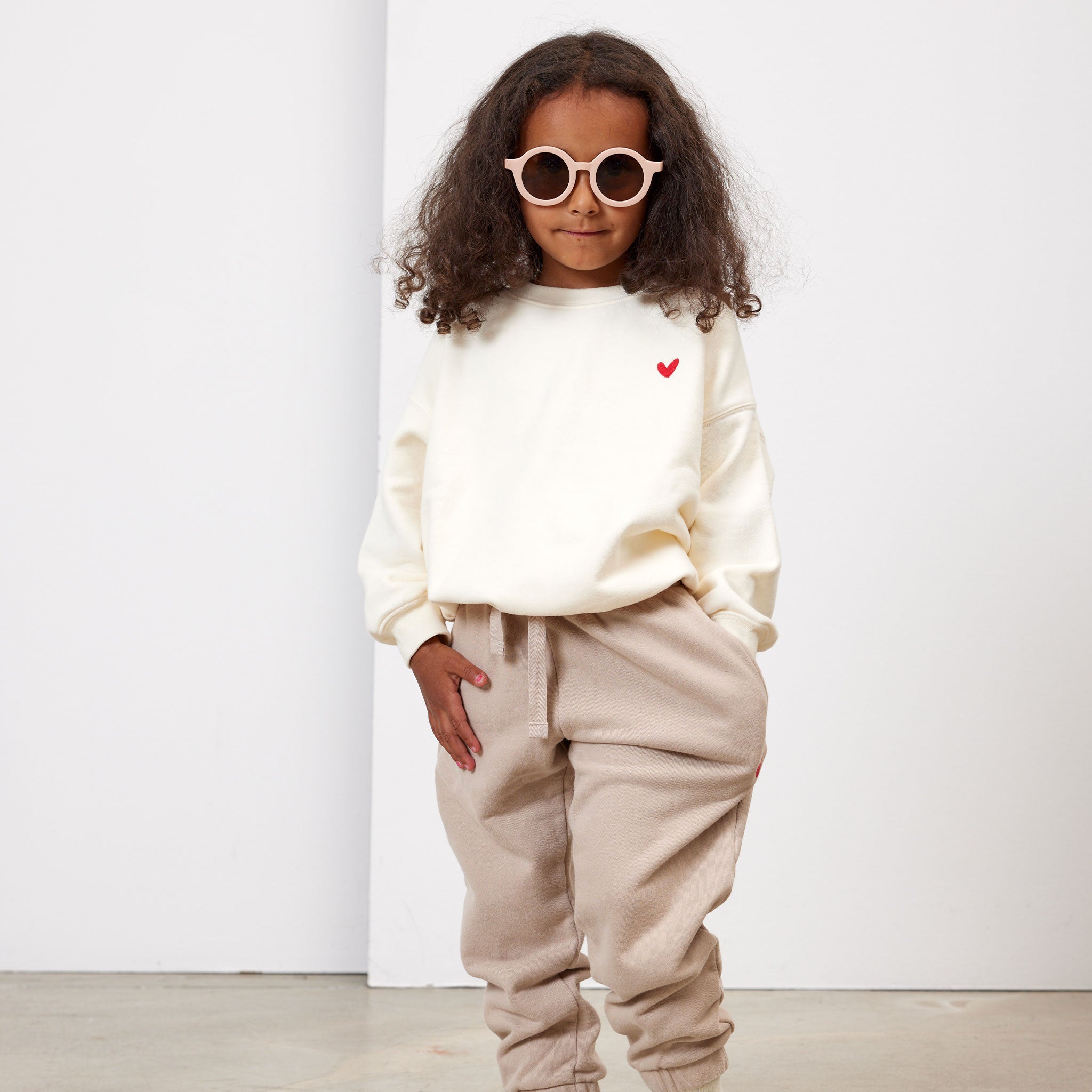 Kinder Sweatshirt mit rotem Herz Logo