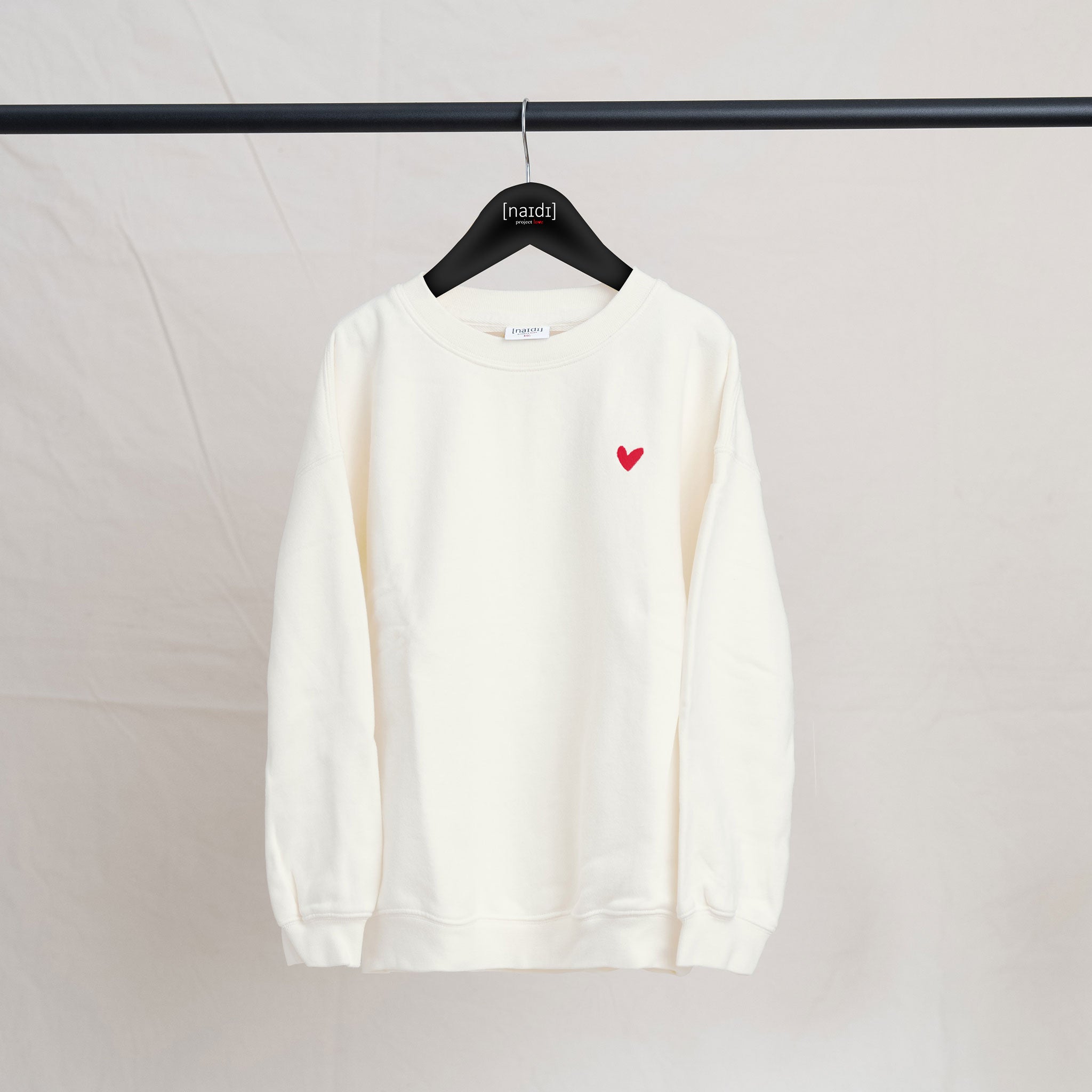 Kinder Sweatshirt mit rotem Herz Logo
