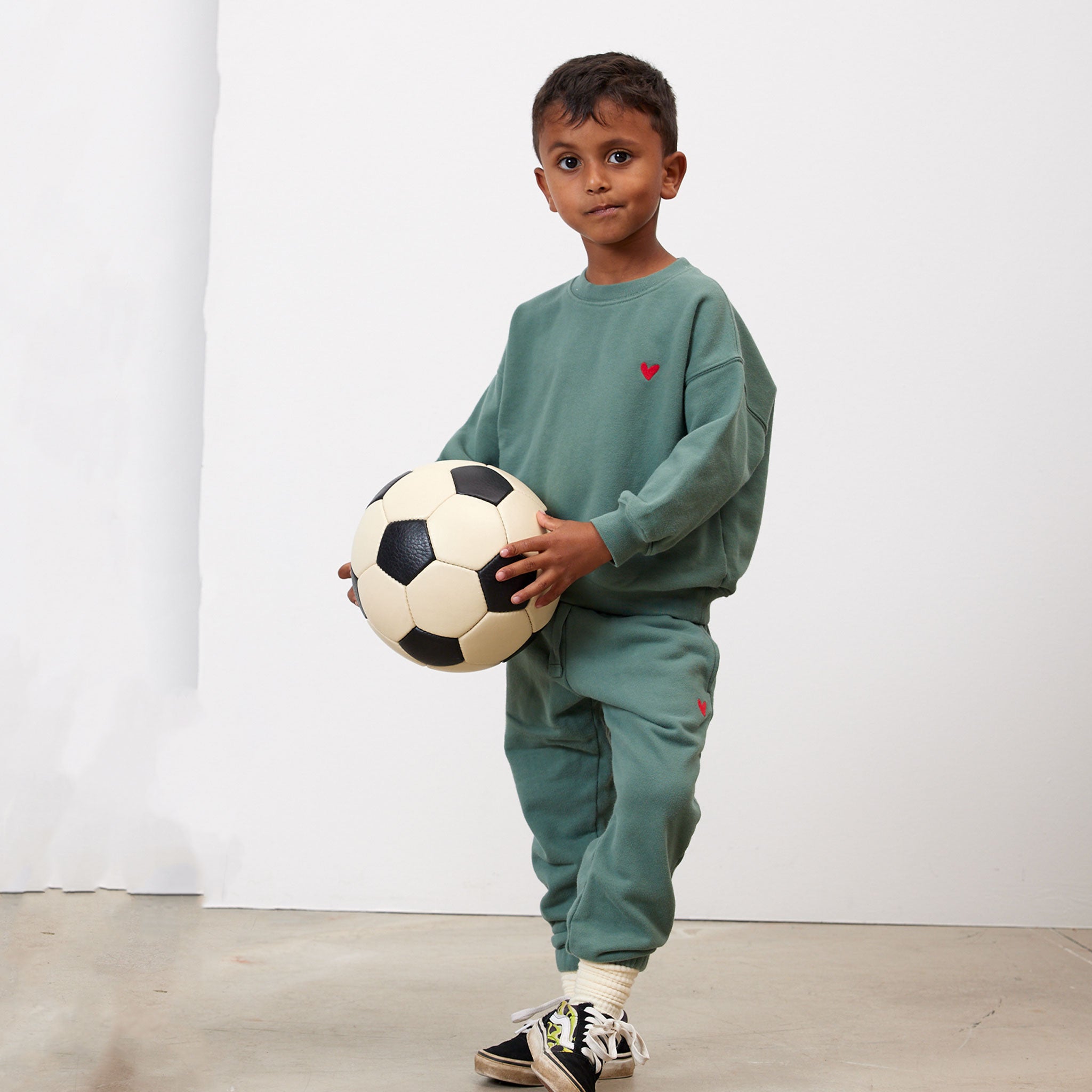 Kinder Sweatshirt mit rotem Herz Logo