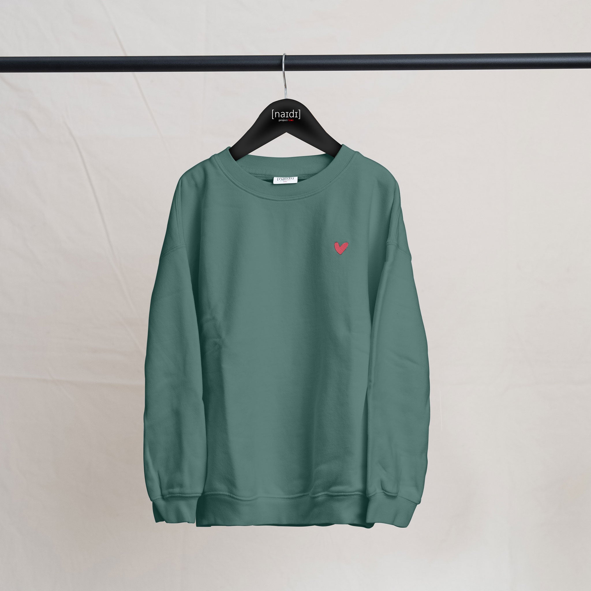 Kinder Sweatshirt mit rotem Herz Logo