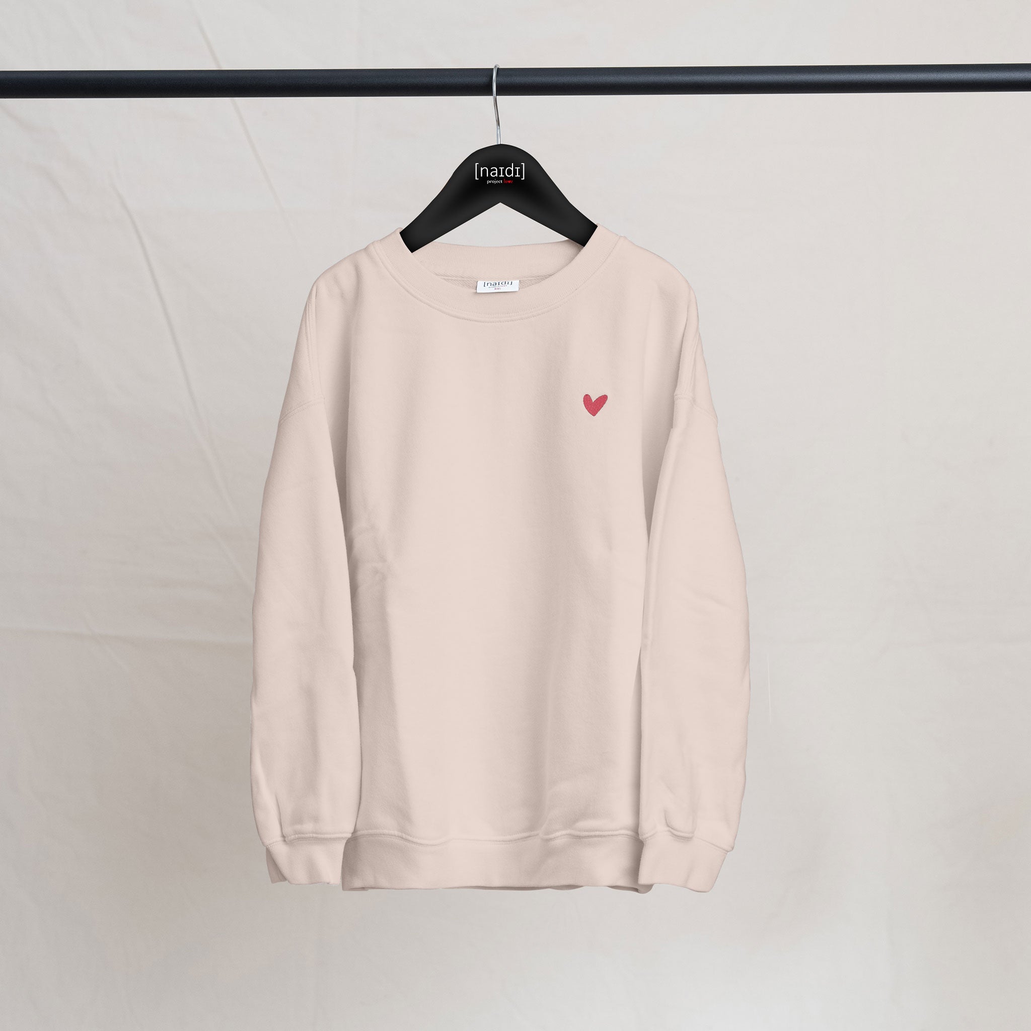 Kinder Sweatshirt mit rotem Herz Logo