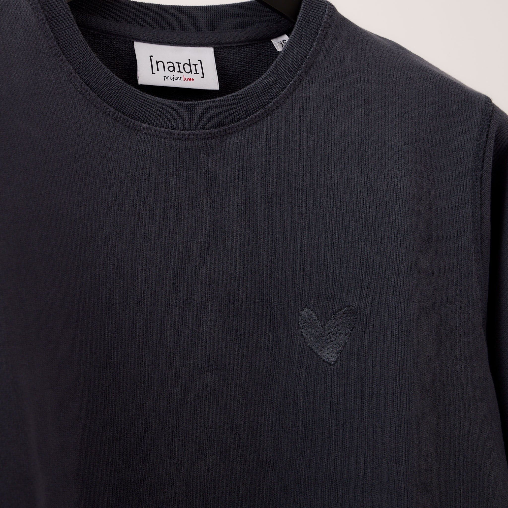 Sweatshirt mit Ton in Ton Herz Logo