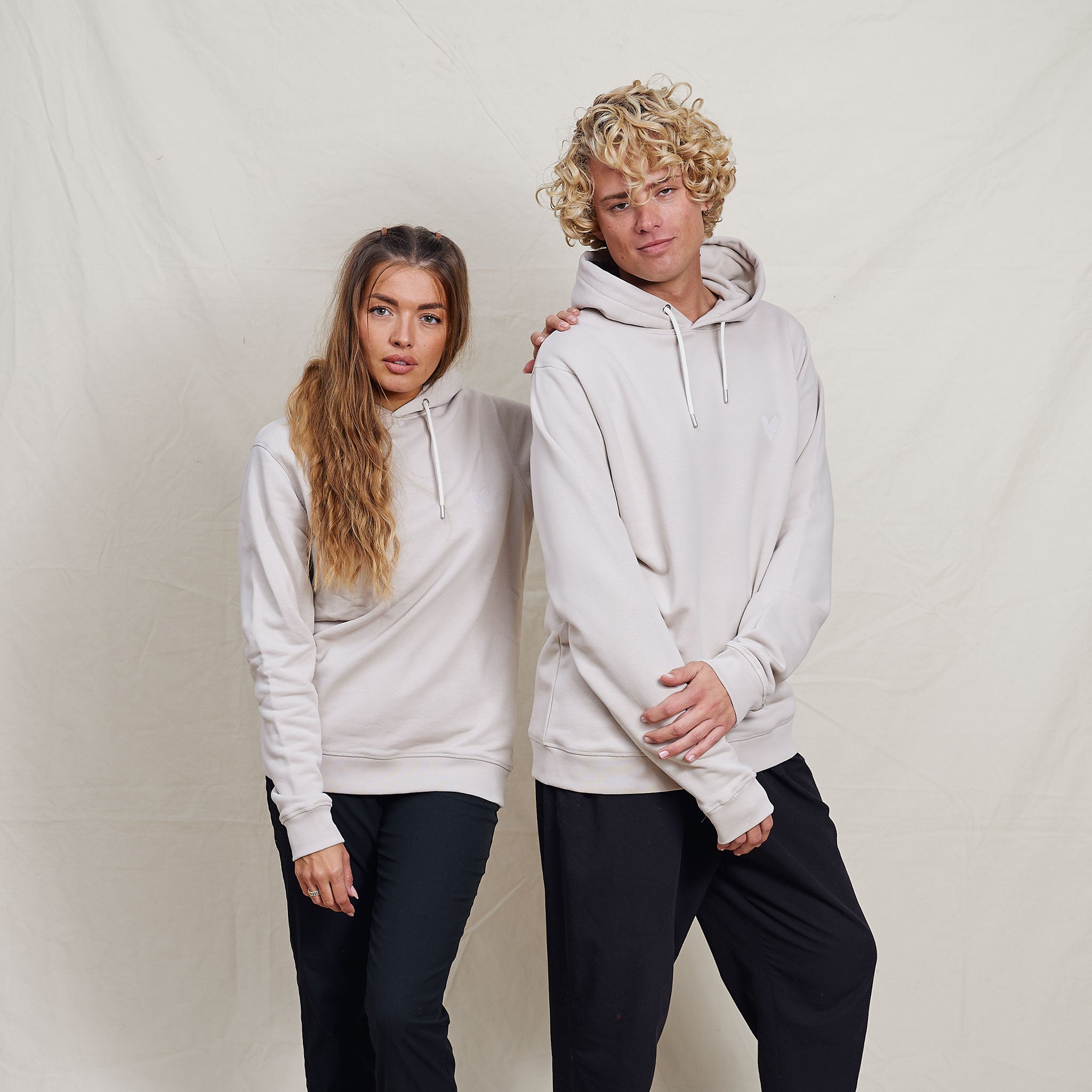 Hoodie aus Baumwolle mit Herz Logo Ton in Ton