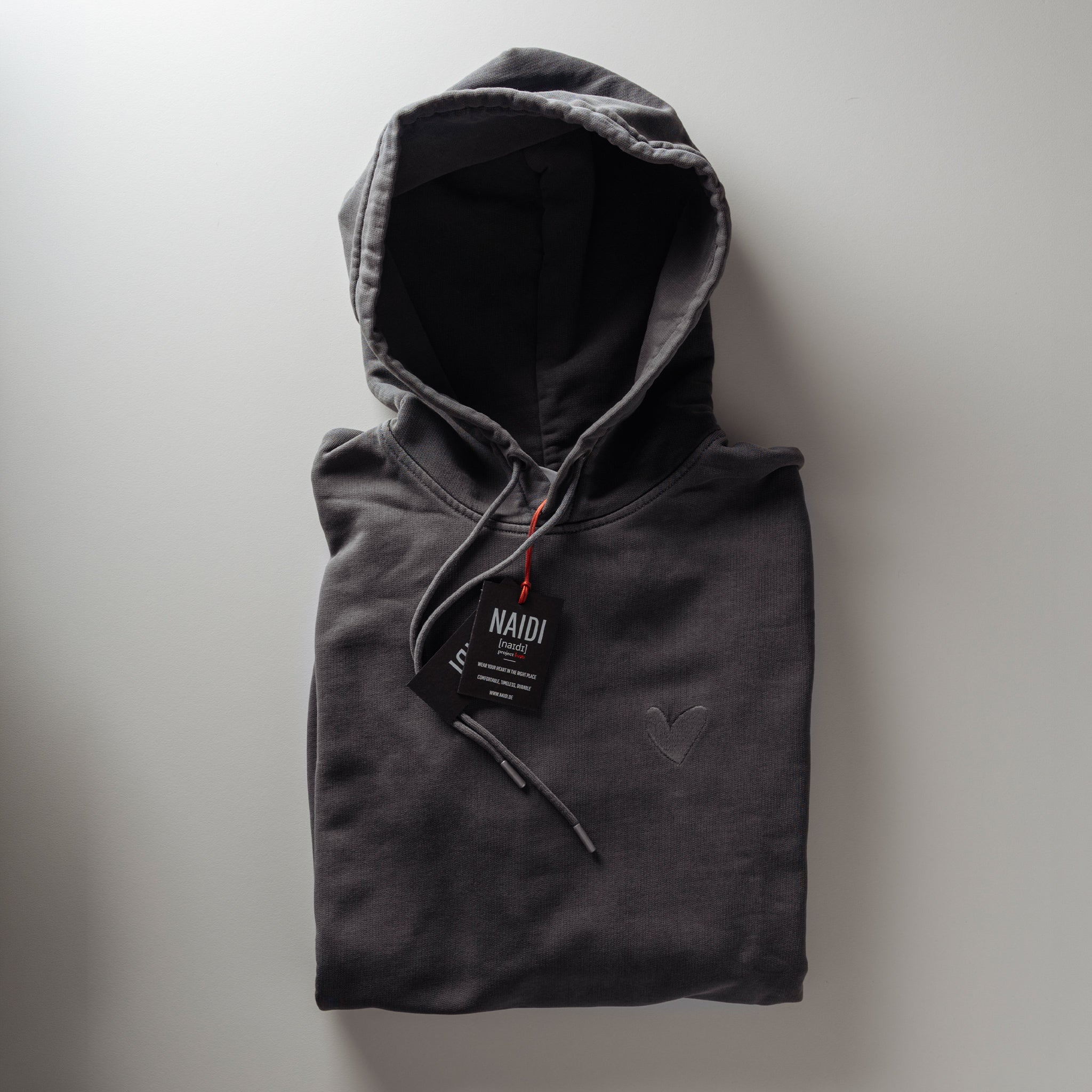 Stone Washed Hoodie mit Herz Logo Tonal