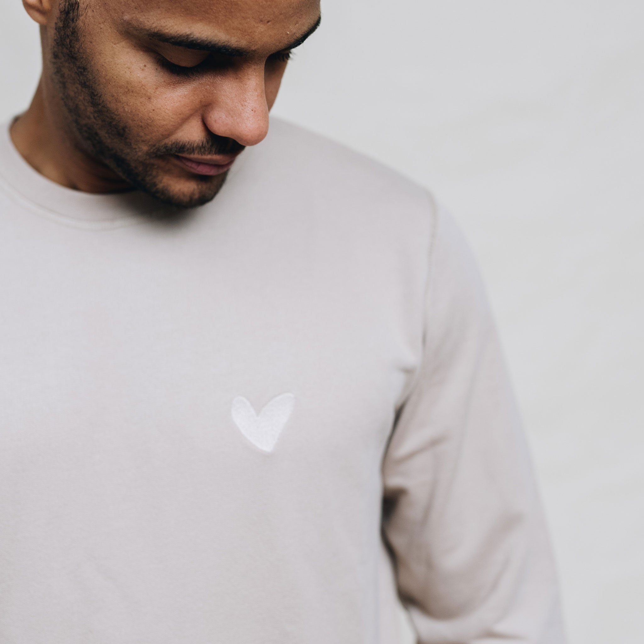 Sweatshirt mit Ton in Ton Herz Logo