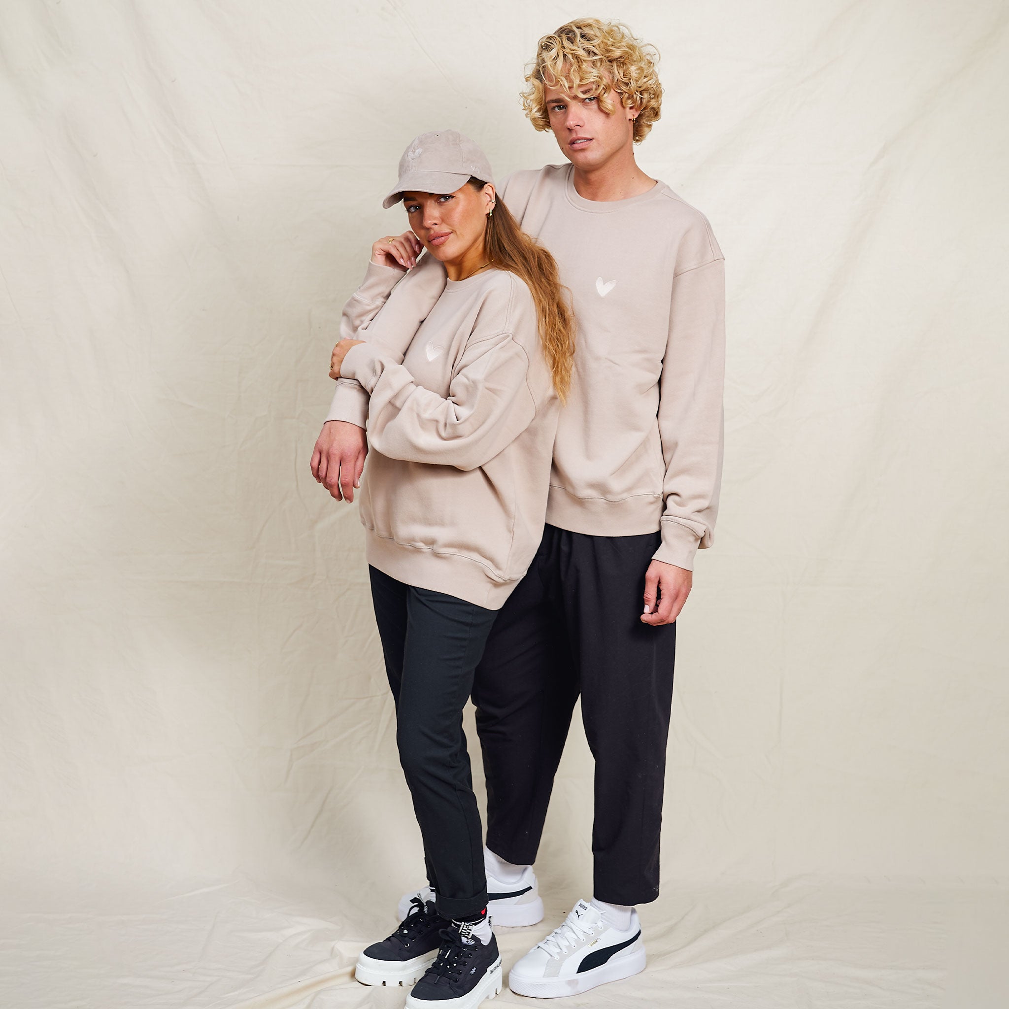 Oversized Sweatshirt mit Ton in Ton Herz Logo